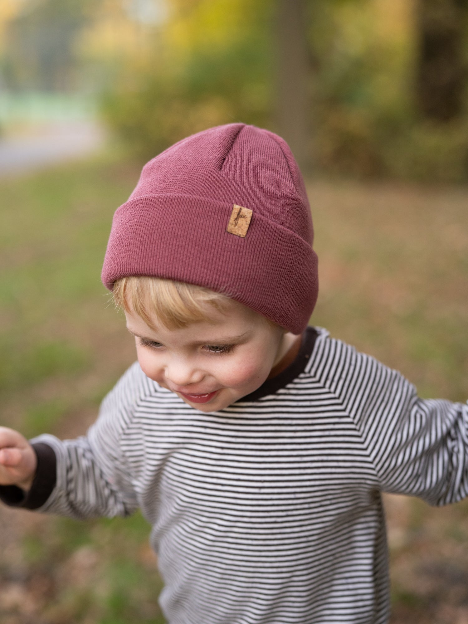 FUXBAU Kinder Beanie Weinrot aus 100 % Merinowolle – warme, nachhaltige Mütze mit Korklabel, gefertigt in Deutschland