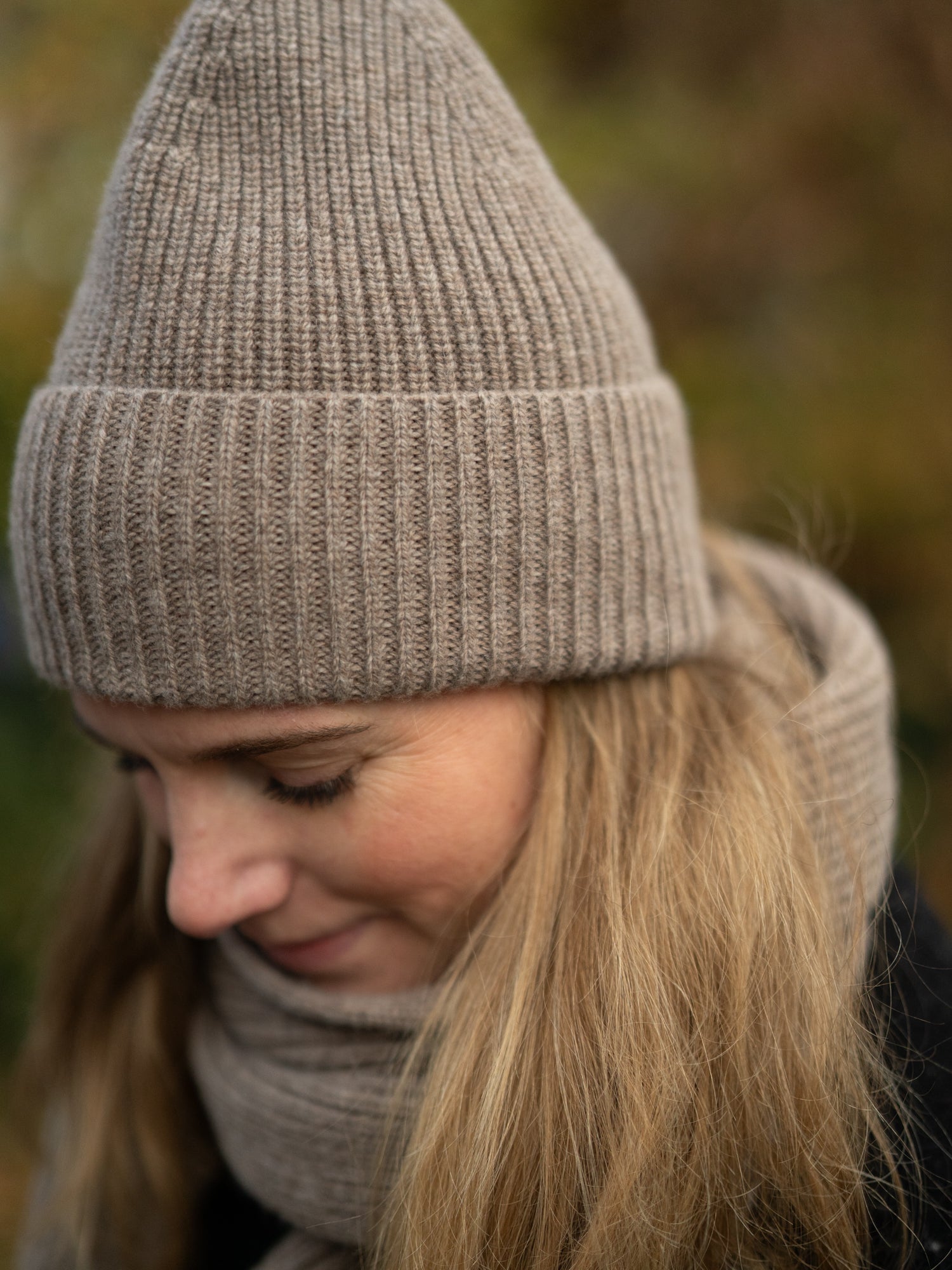 Nahaufnahme der braunmelierten FUXBAU Merino Mütze – langlebige, weiche Merinowolle aus Italien für kalte Tage.