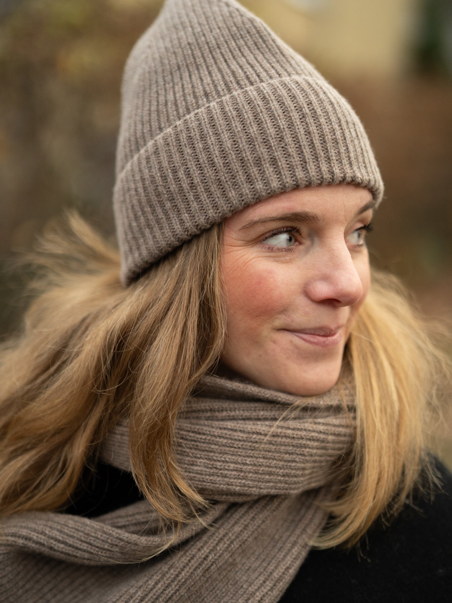 Braunmelierter FUXBAU Merino Schal extra lang – kombiniert mit Merino Mütze, warm und nachhaltig gefertigt in Italien.