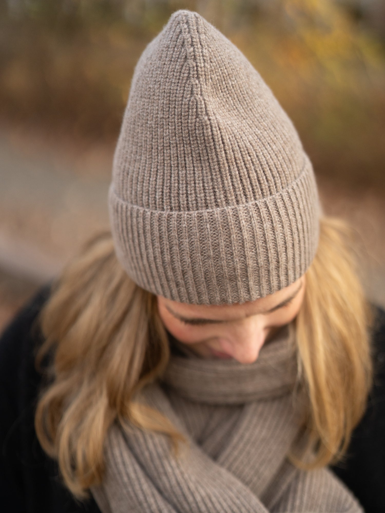 FUXBAU Merino Schal extra lang in braunmeliert – hochwertiger Rippstrick aus 100 % Merinowolle, getragen im Herbst.