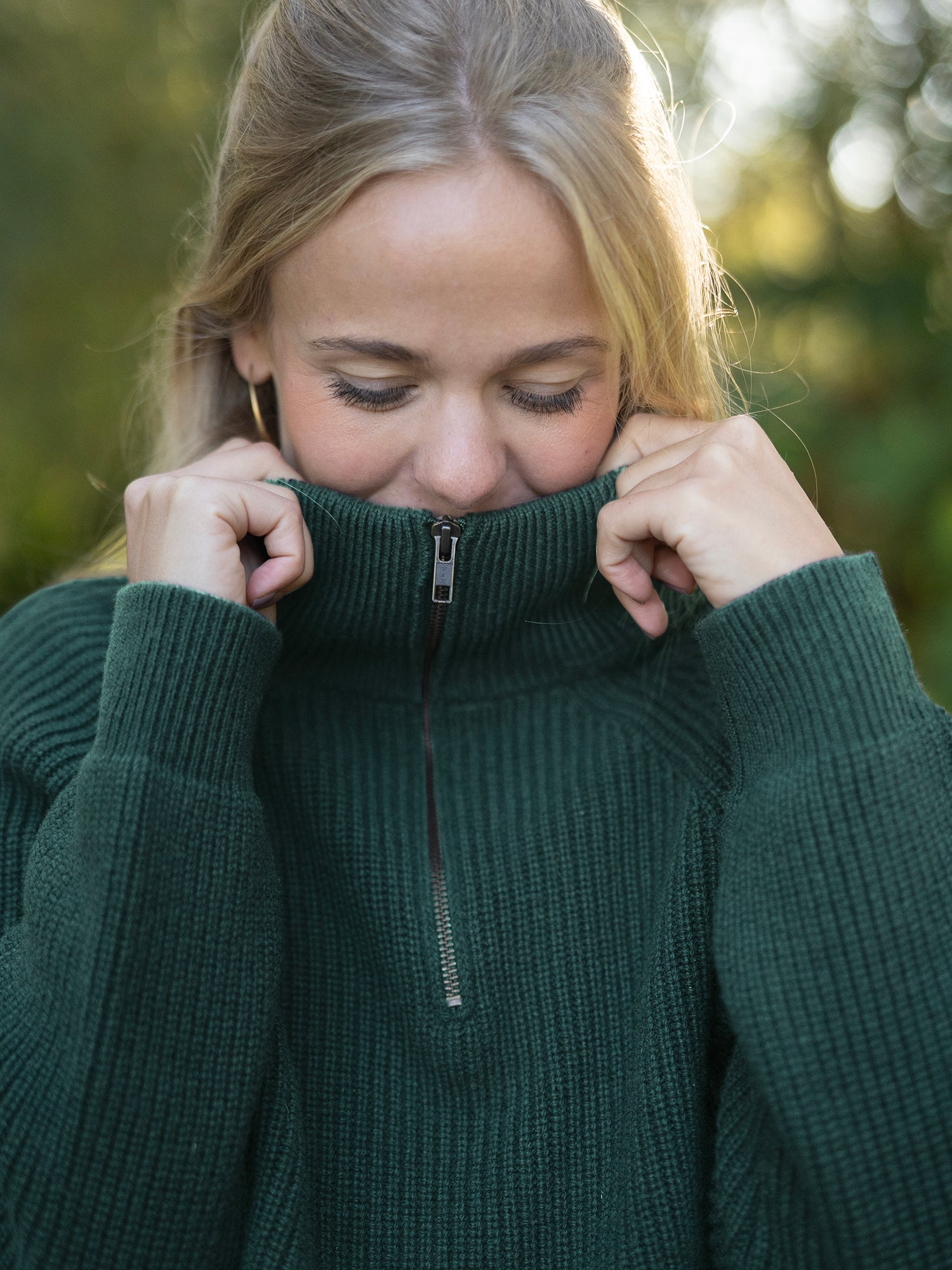 Detailansicht Frauen Merino Troyer grün – weiche Merinowolle mit hochwertigem Reißverschluss