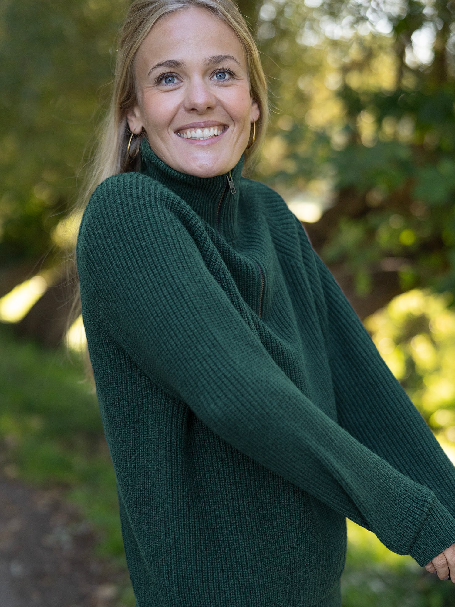 Grüner Merino Troyer für Frauen – nachhaltiger Wollpullover aus Italien im Alltag getragen