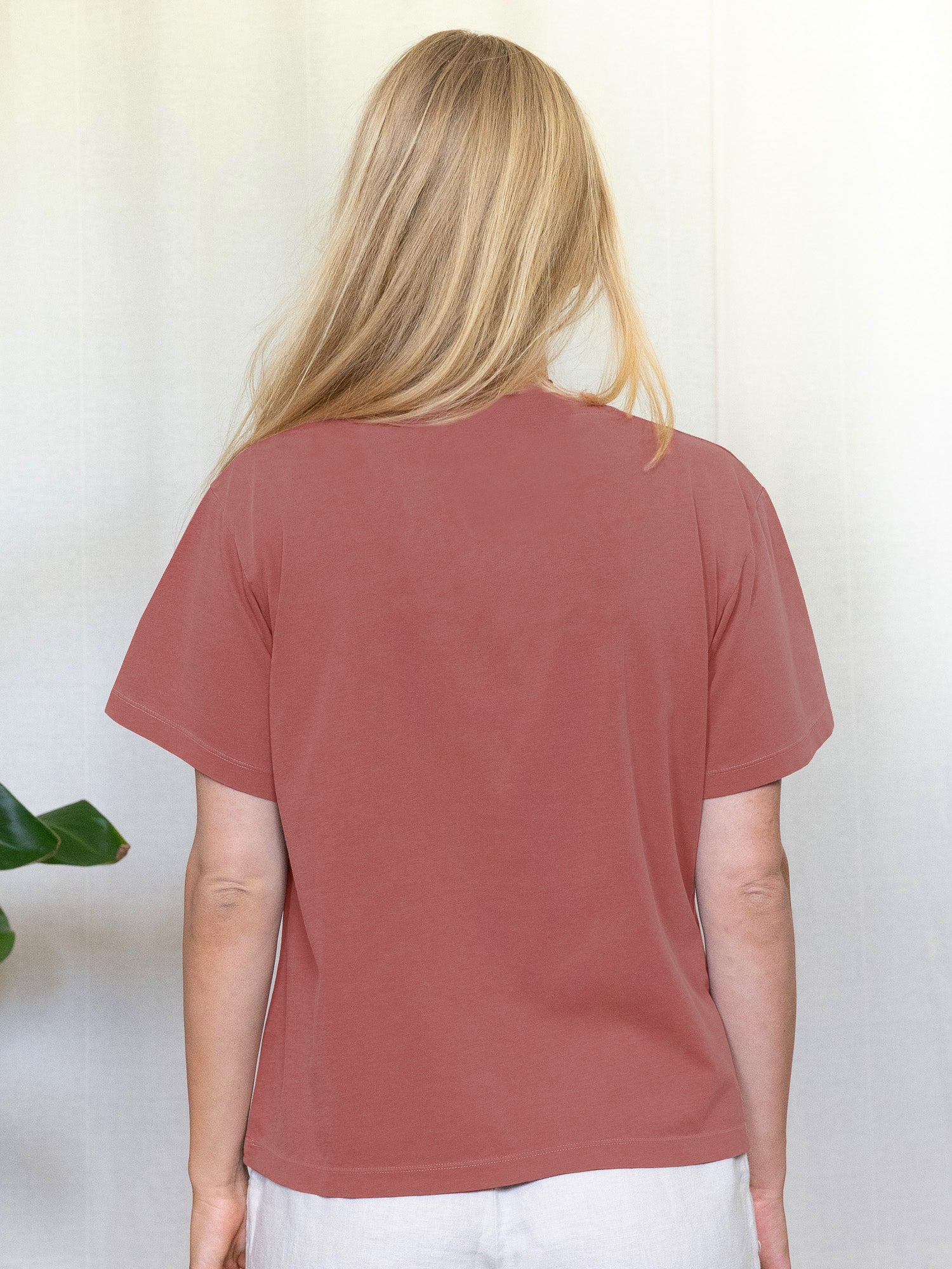 Rückansicht eines nachhaltiges Frauen fux T-Shirt in rot 