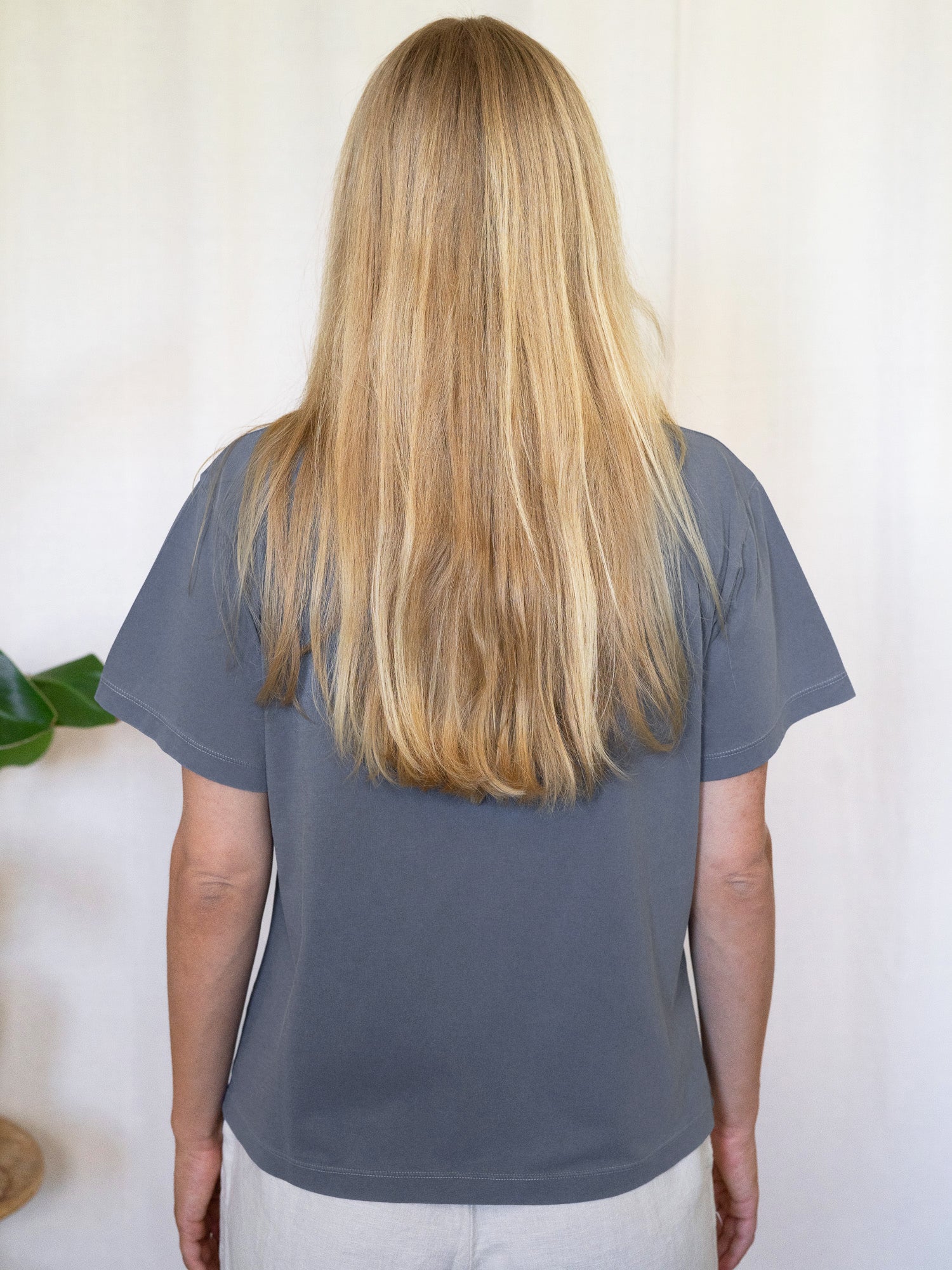 Rückansicht eines nachhaltiges Frauen fux T-Shirt in blaugrau 