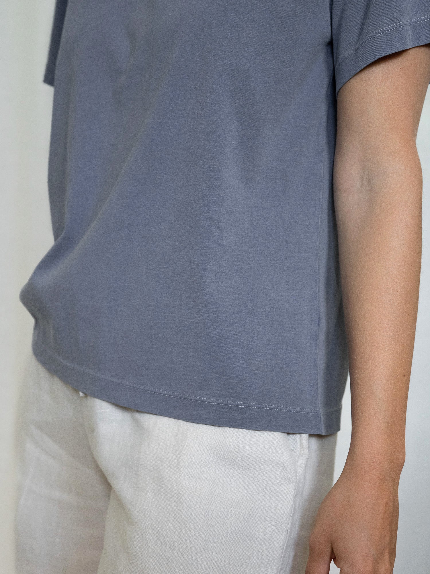 Textur Ansicht des Frauen T-Shirts in blaugrau aus 100% Biobaumwolle. Nachhaltig & Fair.