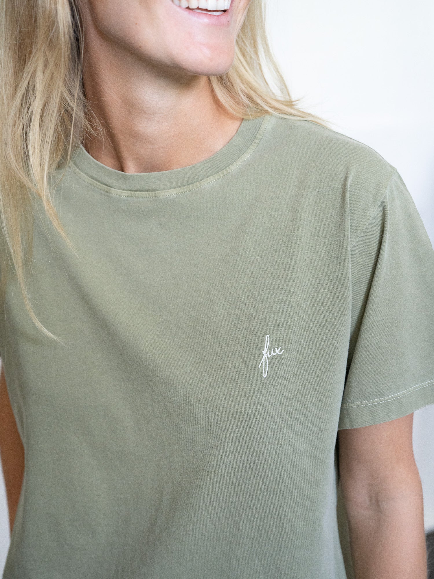 Frauen T-Shirt seegrün aus Biobaumwolle mit gesticktem fux Logo