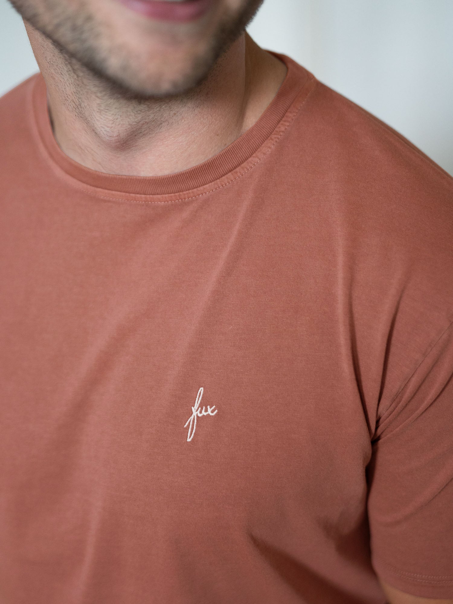 Detail Ansicht eines nachhaltigen Männer T-Shirts in rot mit dezentem fux Stcik