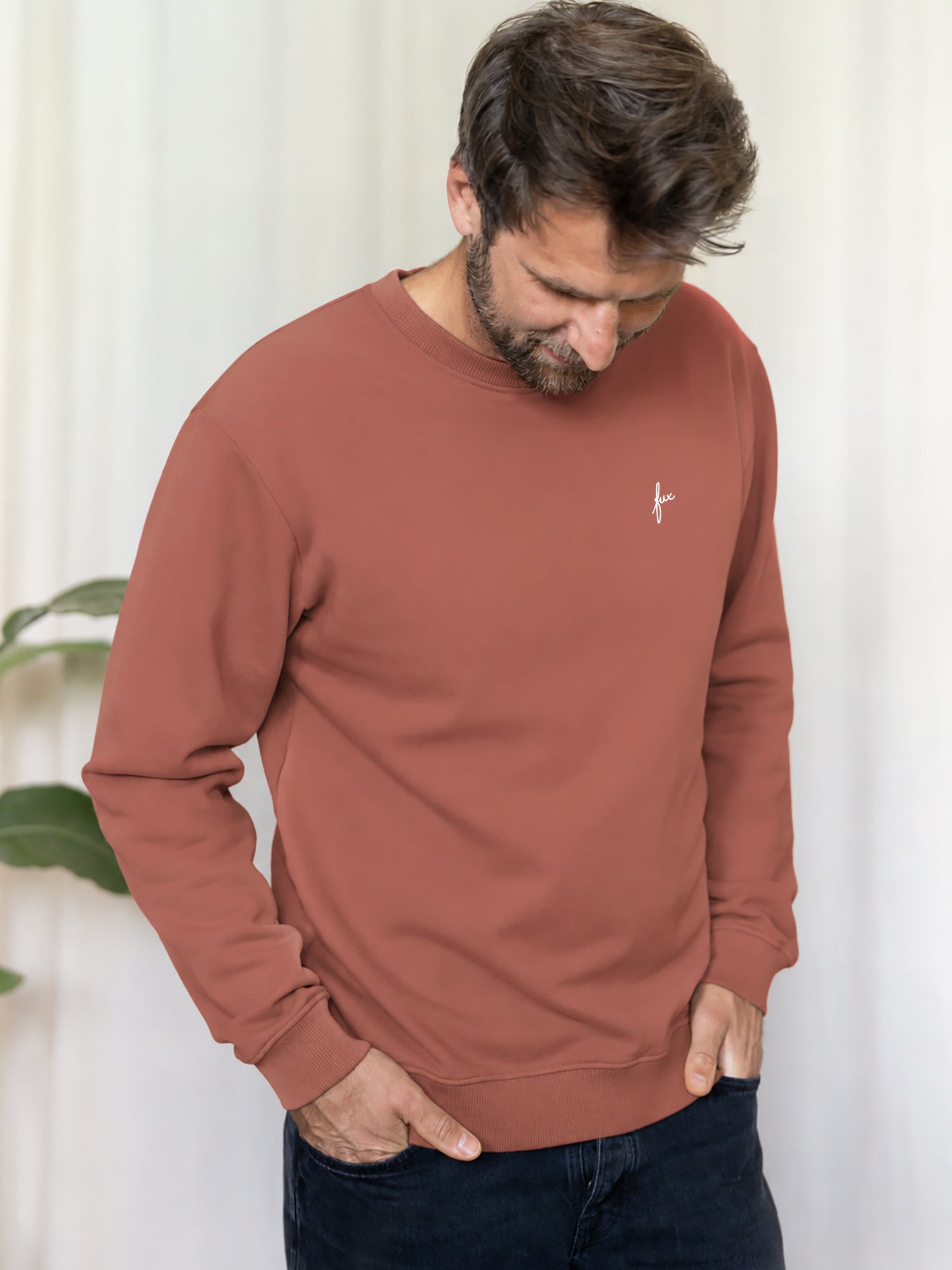 Philipp trägt den nachhaltige Männer Pullover in rot aus 100% Biobaumwolle und fair in Portugal hergestellt