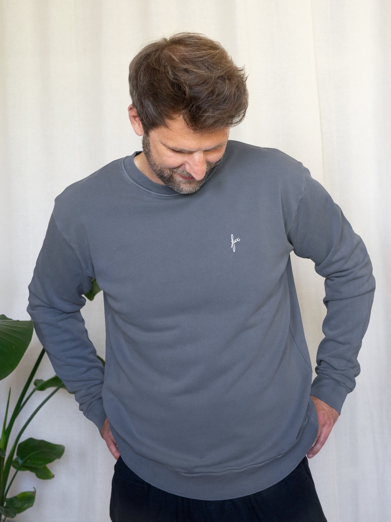 Philipp trägt den nachhaltige Männer fux Pullover in blaugrau aus 100% Biobaumwolle
