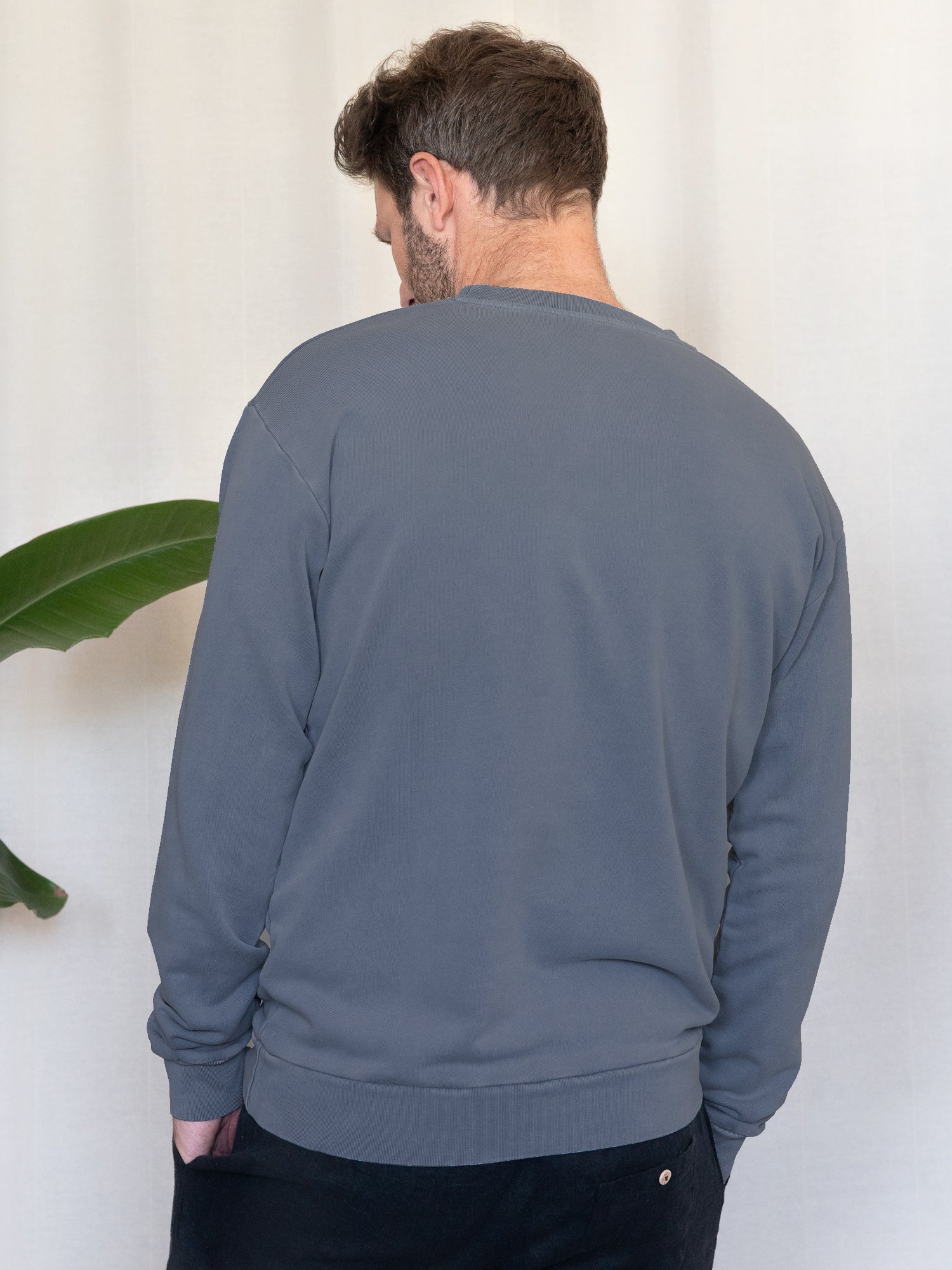 Rückansicht eines nachhaltiges Männer fux Pullovers in blaugrau aus Biobaumwolle und fair in Portugal hergestellt