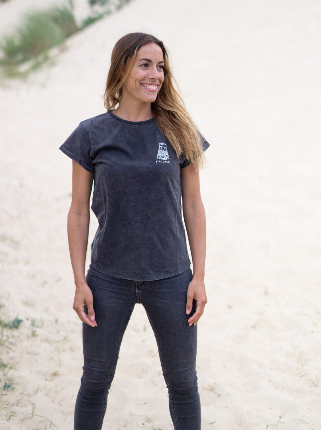 Raquel trägt das Frauen Stay Salty T-Shirt von FUXBAU in salzschwarz aus 100% Biobaumwolle, GOTS & fair in Portugal hergestellt
