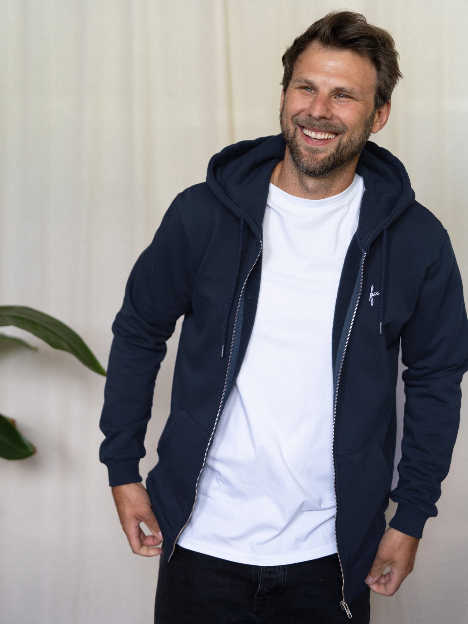 FUXBAU Unisex Sweatjacke navy aus Biobaumwolle GOTS zertifiziert Made in Portugal getragen von einem männlichem Modell