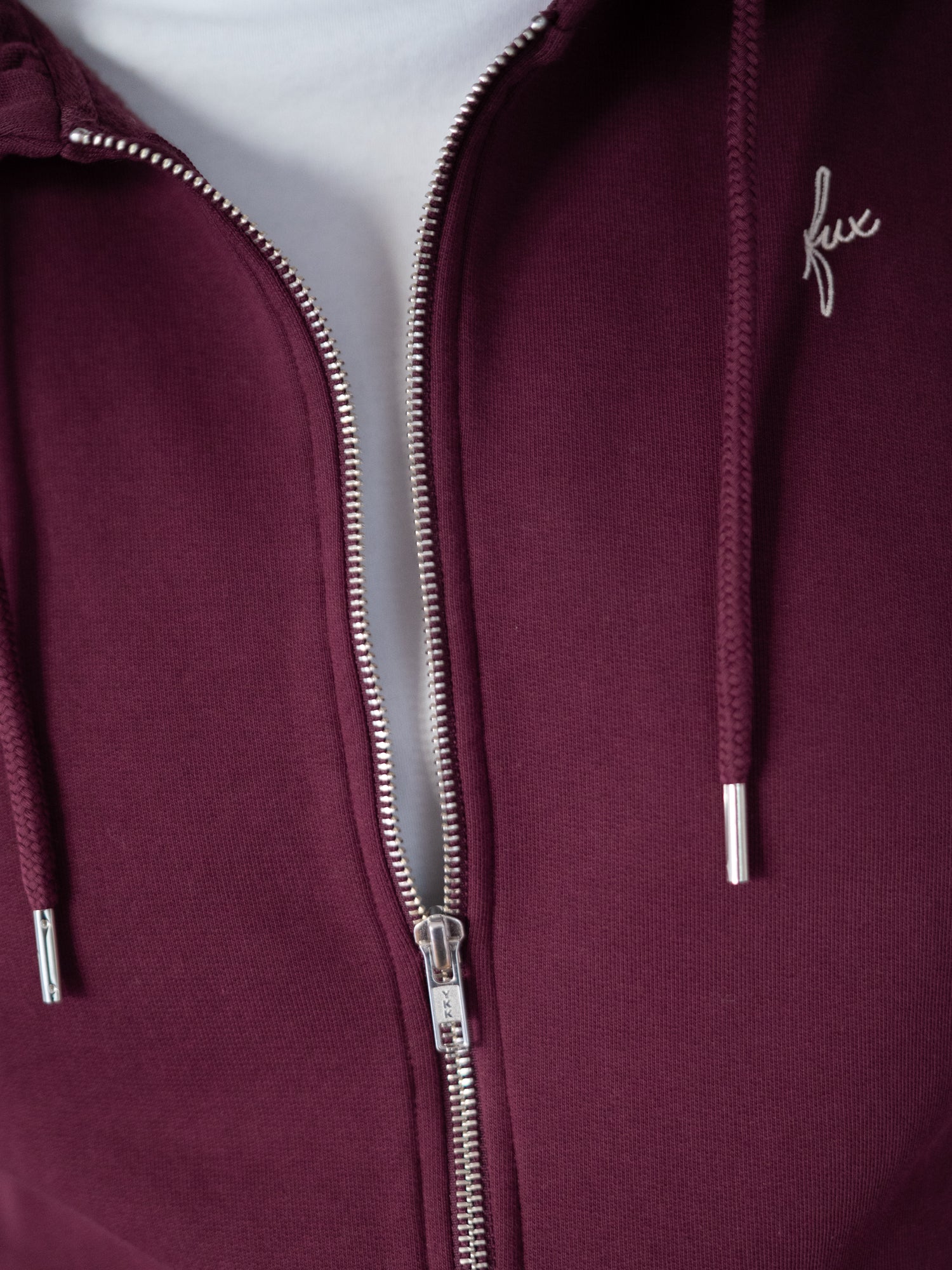 Nachhaltige Fair Fashion Sweatjacke von FUXBAU in bordeaux aus 100% GOTS zertifizierter Biobaumwolle, YKK Reissverschlüssen und in Portugal unter fairen Bedingungen gefertigt.