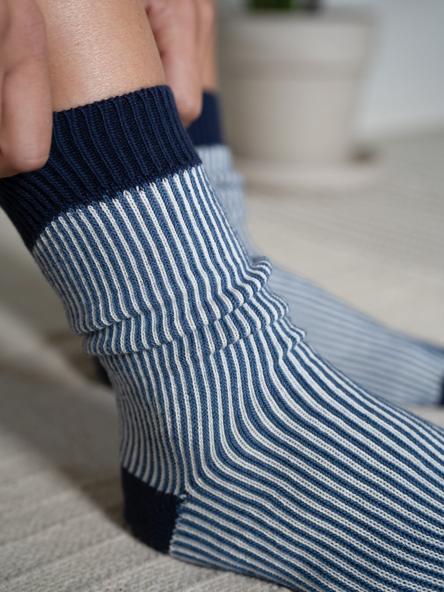 Nachhaltige gestreifte Jacquard Socken in Creme-Navy mit elastischem Rippbündchen – gefertigt aus Bio-Baumwolle in Portugal.