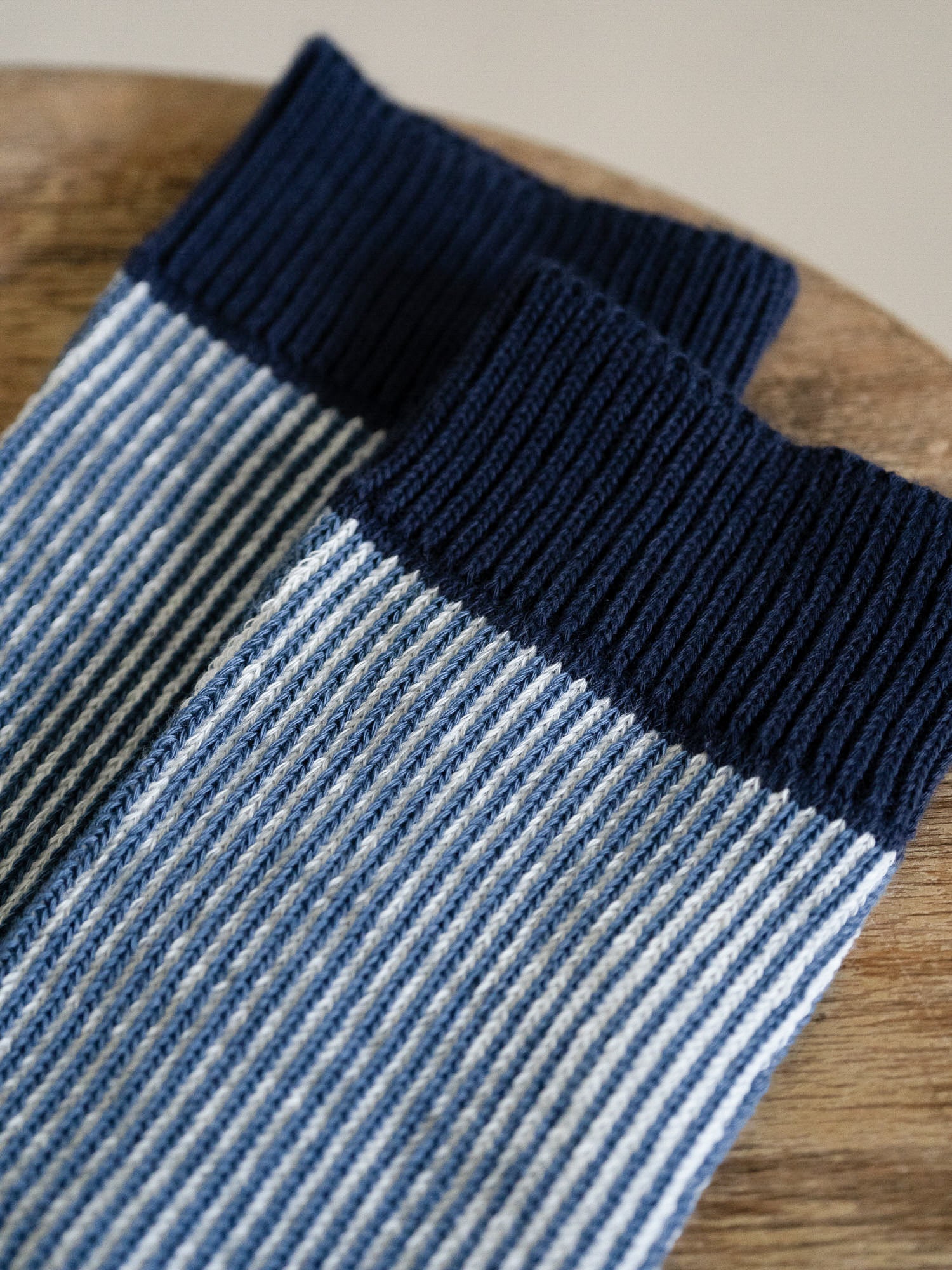 Detail der gestreiften Jacquard Socken in Creme-Navy – hochwertiges Strickmuster aus Bio-Baumwolle, made in Portugal.