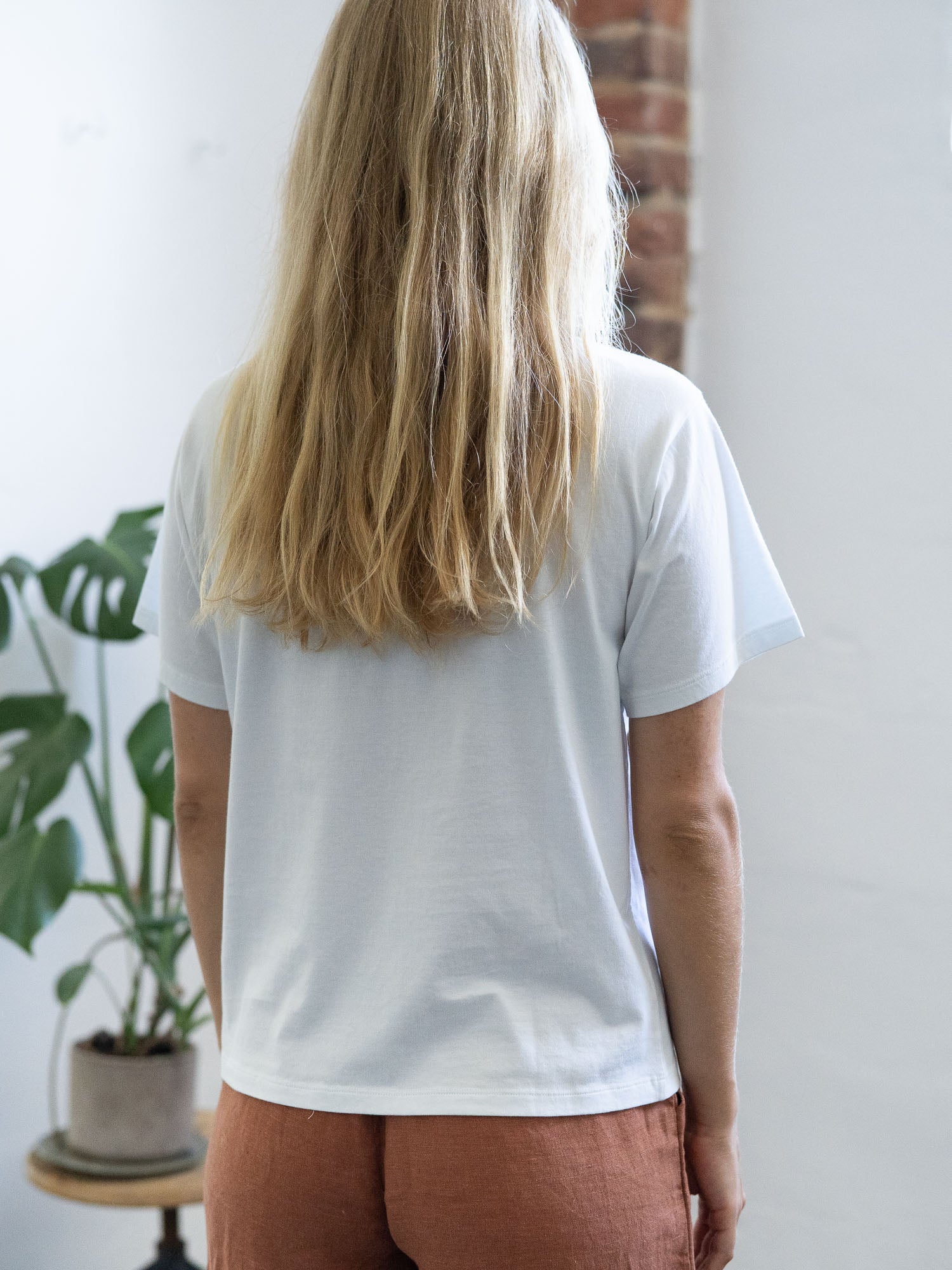 Nachhaltiges und faires Frauen Basic T-Shirt in weiß von FUXBAU aus 100% Biobaumwolle und made in Portugal.