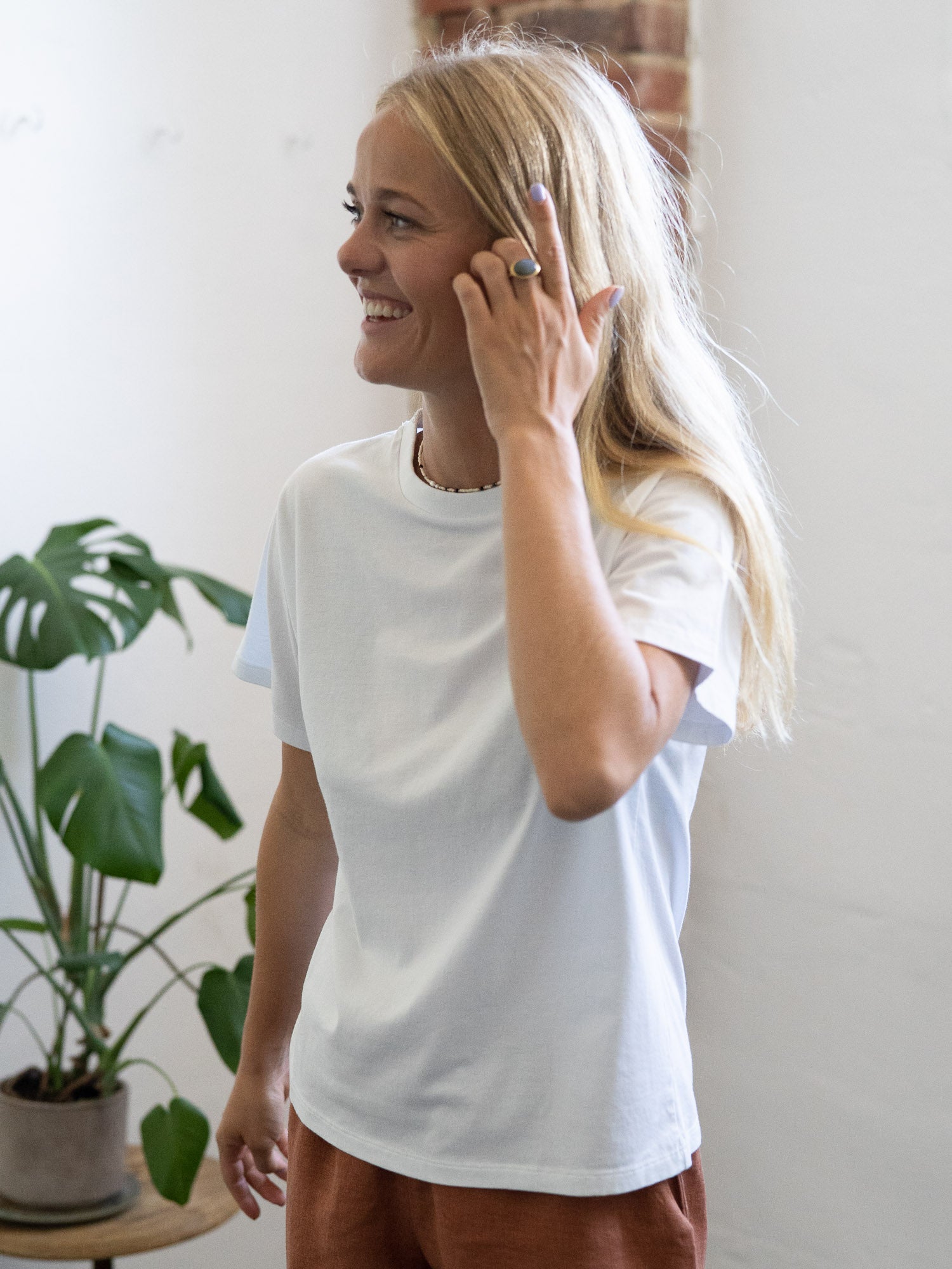 Nachhaltiges und faires Frauen Basic T-Shirt in weiß von FUXBAU aus 100% Biobaumwolle und made in Portugal