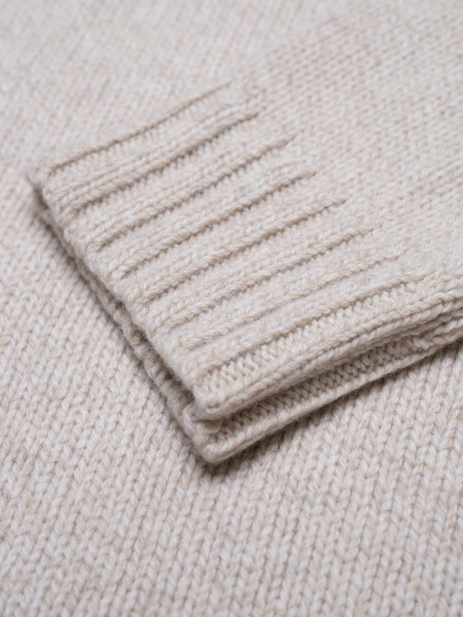 Detailaufnahme von unserem FUXBAU Merino Strickpullovern in beige meliert  aus reinster Merinowolle