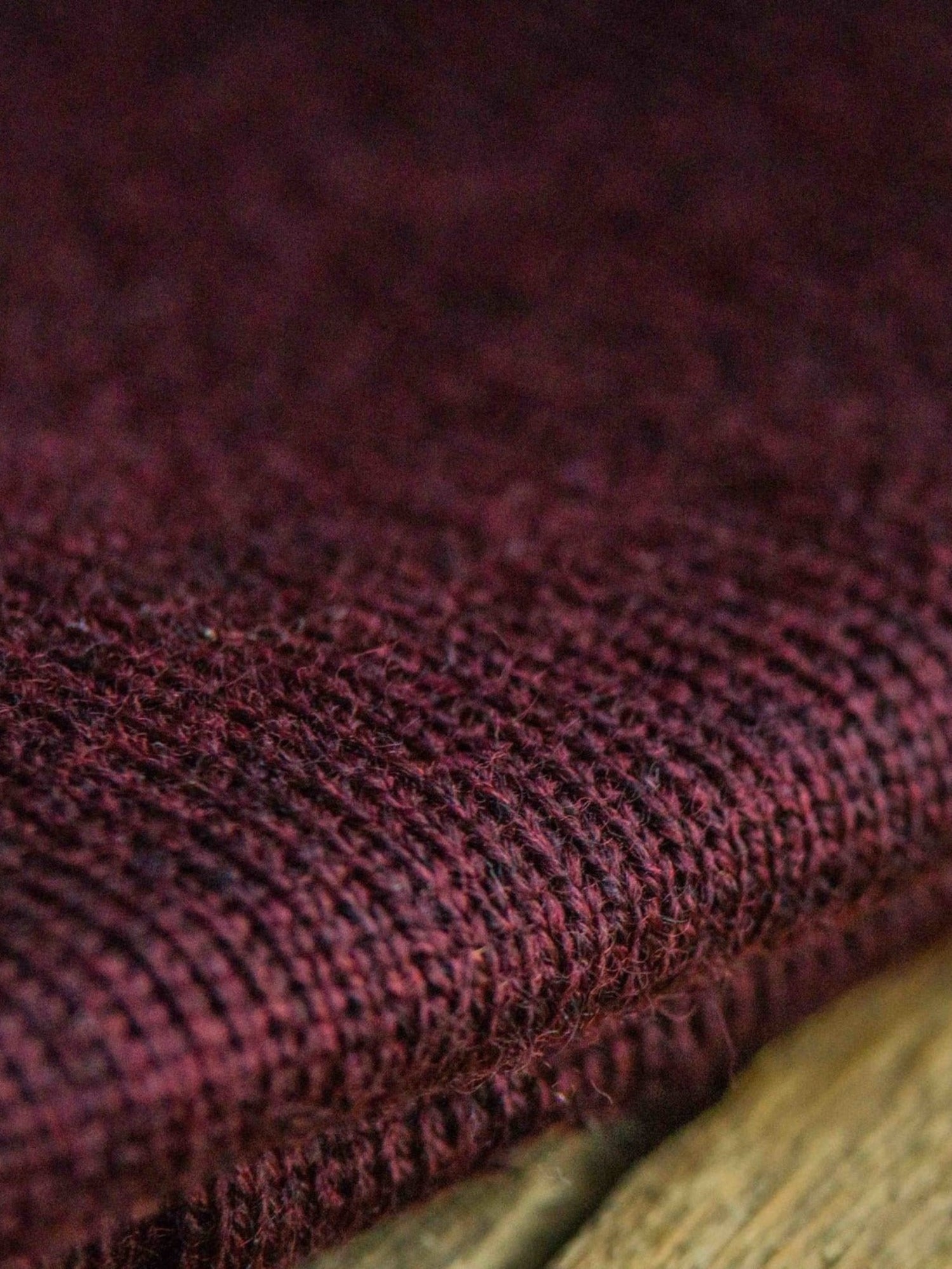 Detailaufnahme unserer Kinder Merino Kork Beanie in brodeaux