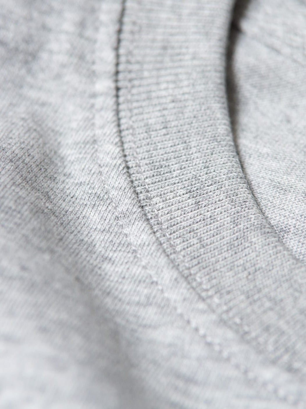Detailansicht vom Kragen eines nachhaltiges FUXBAU Fair Fashion schweren Basic T-Shirt in grau aus Biobaumwolle.