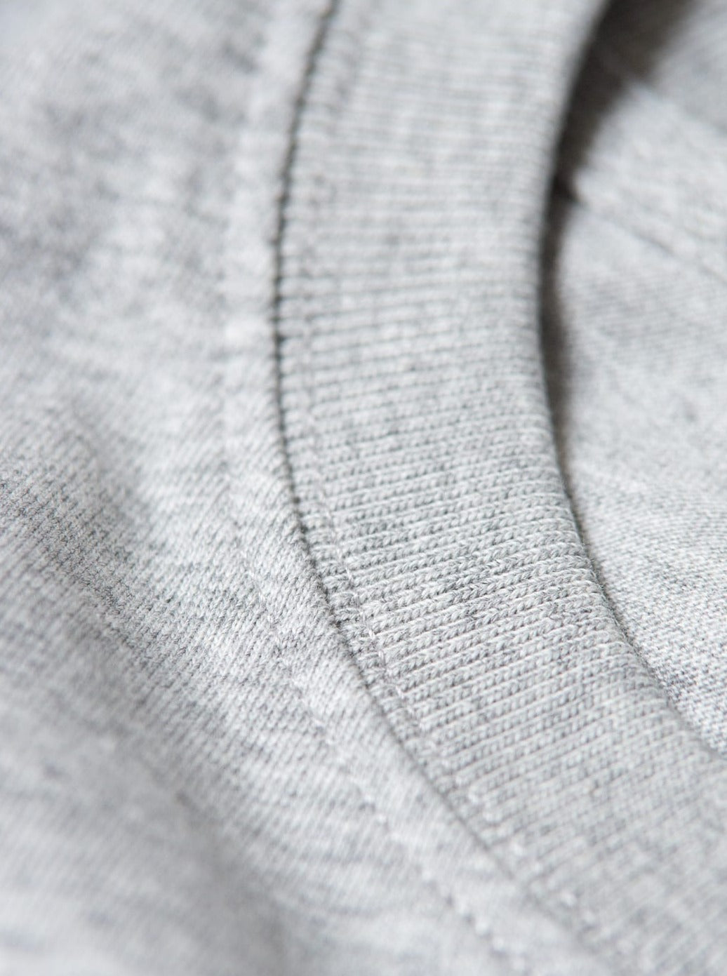 Nachhaltiges Unisex Basic T-Shirt von FUXBAU aus 100% GOTS zertifizierter Biobaumwolle in grau.