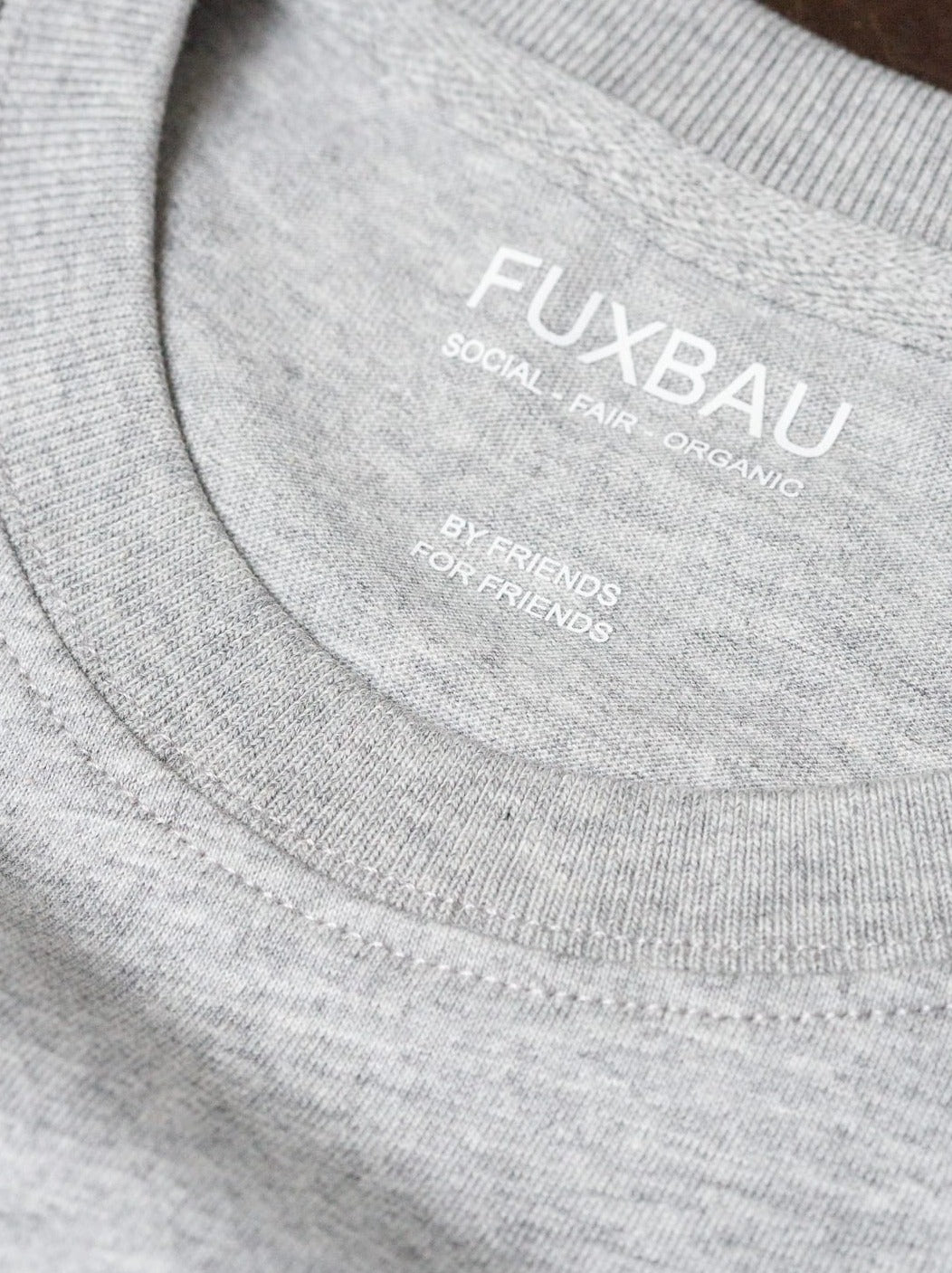 Imprint im grauen Basic T-shirt FUXBAU social - fair - organic