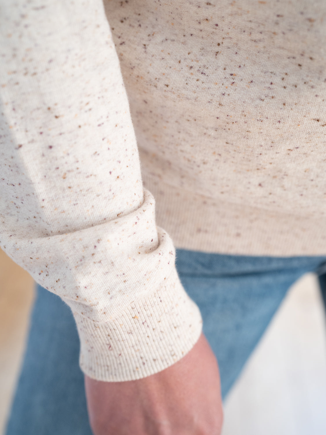 Nachhaltiger Fair Fashion Frauen Sweater aus 100% Biobaumwolle mit feinen, bunten highlights von FUXBAU in GOTS zertifizierter Biobaumwolle.