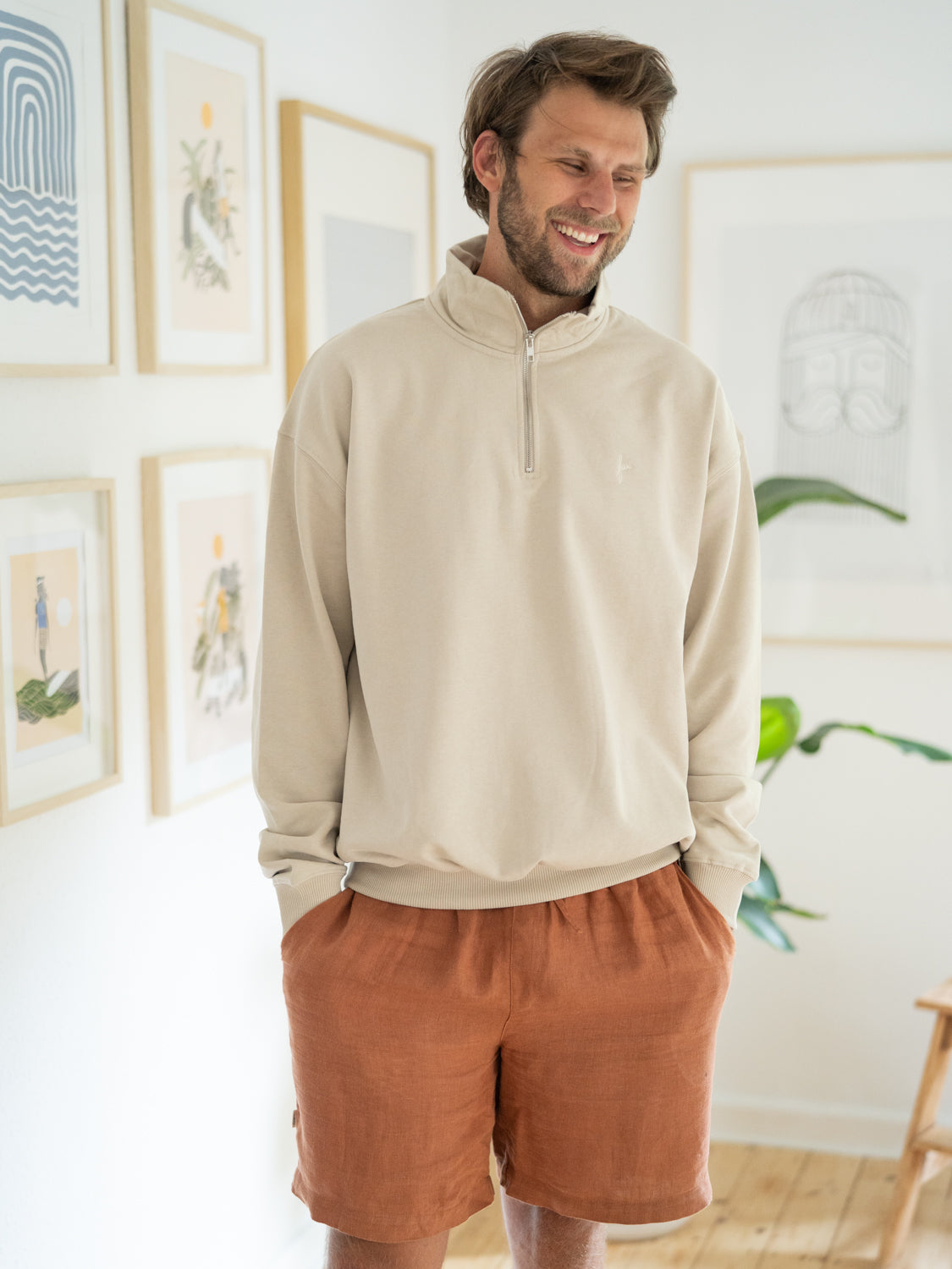 Philipp trägt unseren nachhaltigen fux Half Zip Sweater in sand aus 100% Biobaumwolle.