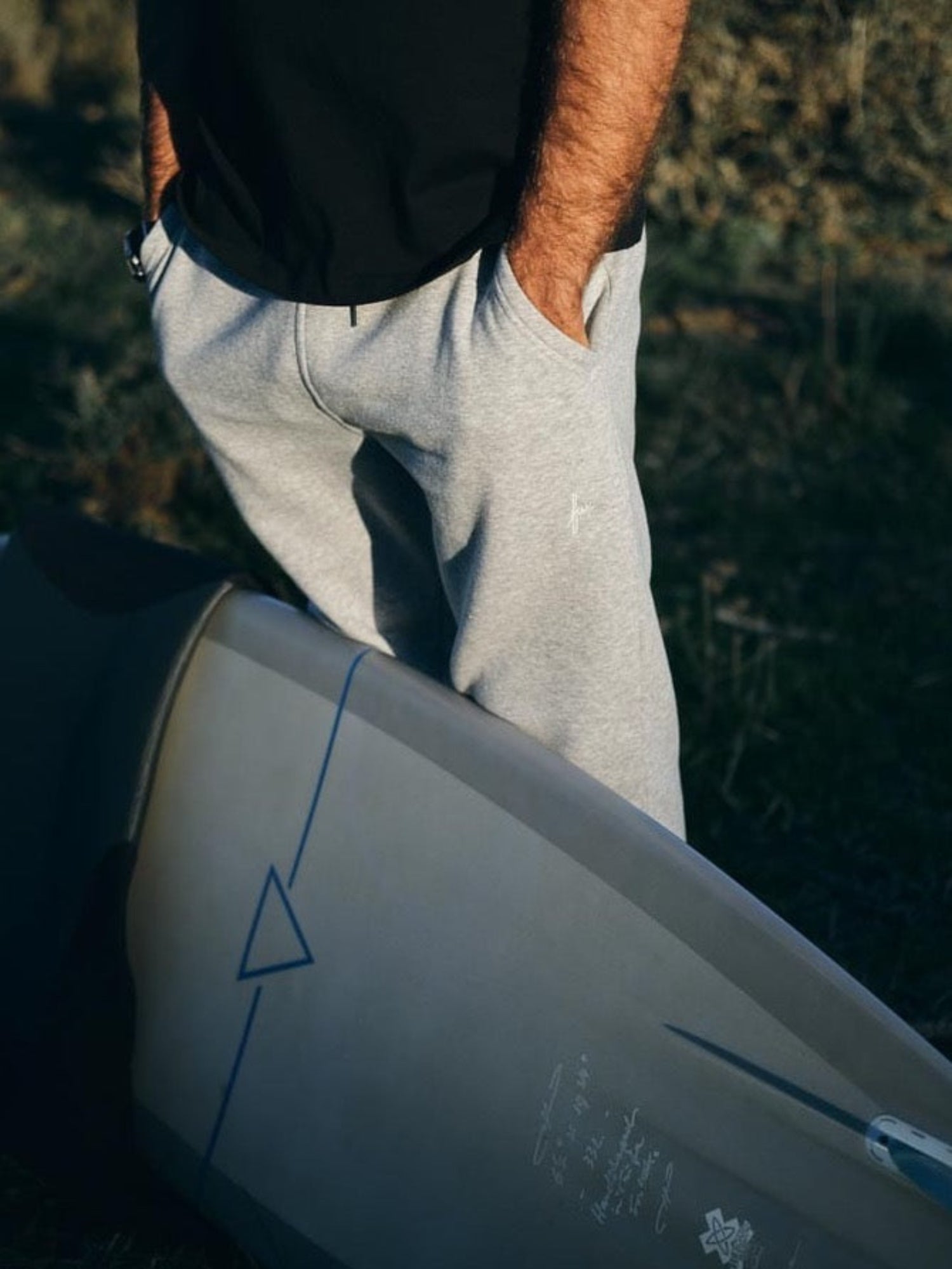 Nachhaltige far fashion Jogginghose von FUXBAU aus grau meliertem Stoff aus Biobaumwolle. Getragen in den Bergen in Spanien.