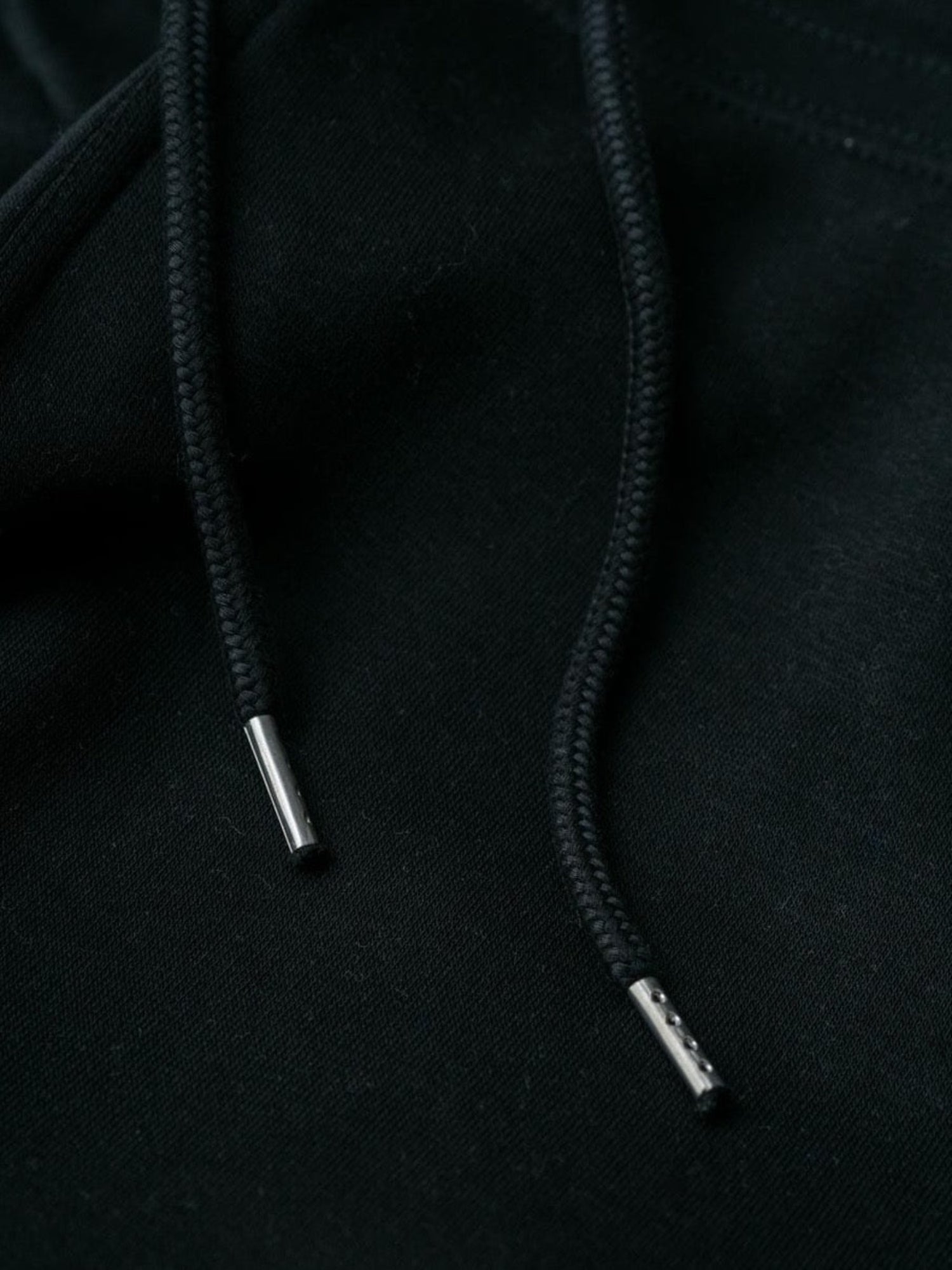 Detailansicht einer nachhaltigen fair fashion Jogginghose von FUXBAU in schwarz und hochwertigen Kordeln aus Biobaumwolle.