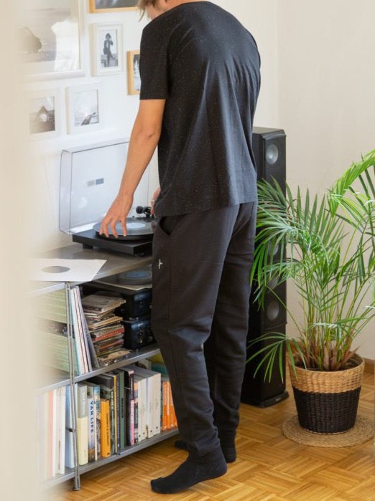 Nachhaltige fair fashion Jogginghose von FUXBAU mit weißem fux stick in schwarz aus Biobaumwolle.