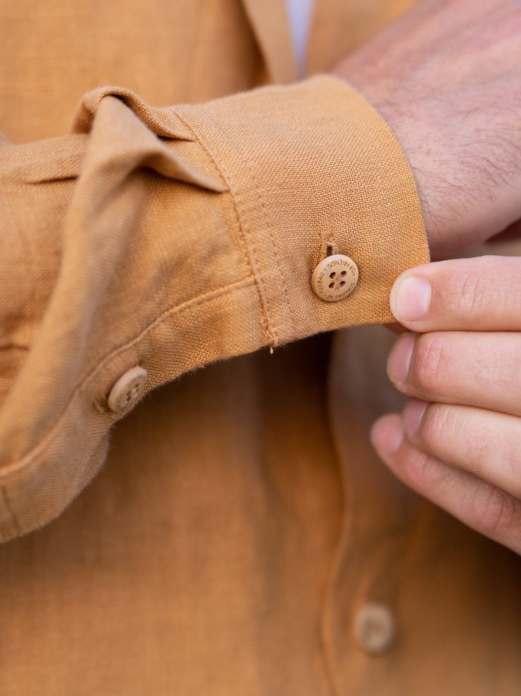 Fair Fashion Männer Leinenhemd in senfgelb aus 100% Leinen und mit Holzknöpfen aus Olivenholz 