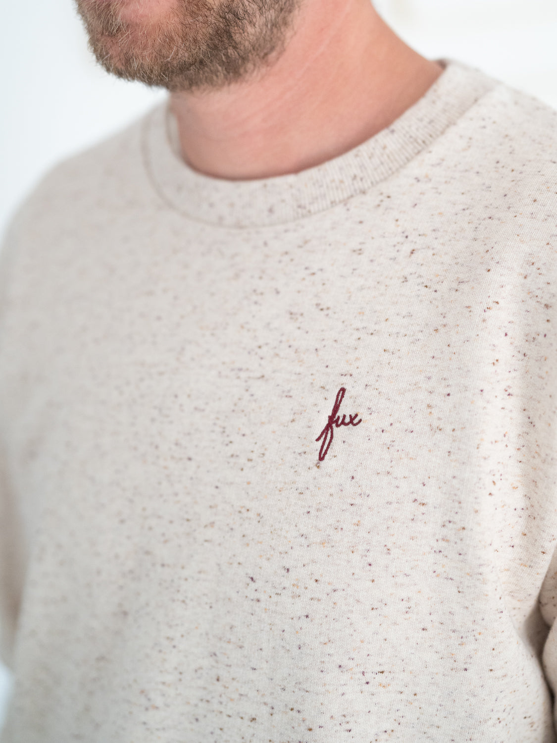 Nachhaltiger Fair Fashion Männer Sweater aus 100% Biobaumwolle mit feinen, bunten highlights von FUXBAU.