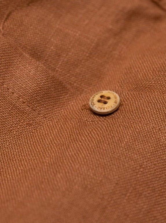 Fair Fashion Männer Leinenshorts in sienna aus 100% Leinen mit Holzknöpfen aus Olivenholz an den hinteren Taschen