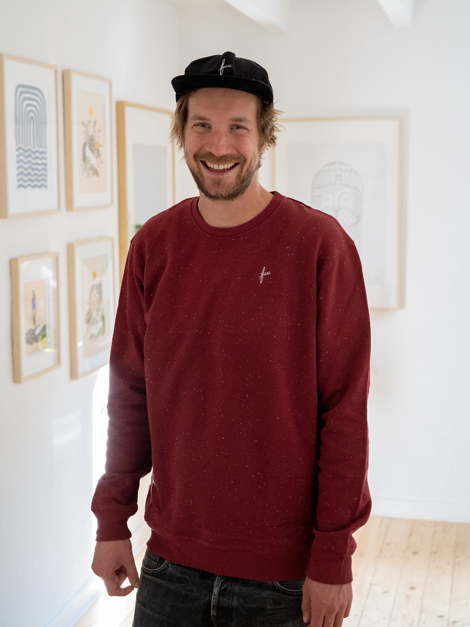 Nachhaltiger FUXBAU Fair Fashion Neps Sweater in Bordeaux aus Bio-Baumwolle getragen von Kenny.