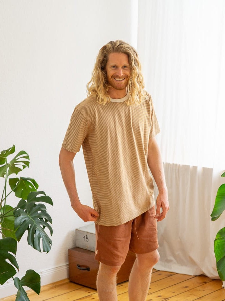 Unser Freund Mo trägt unser FUXBAU Fair Fashion Streifenshirt in senfgelb aus 100% GOTS zertifizierter Biobaumwolle