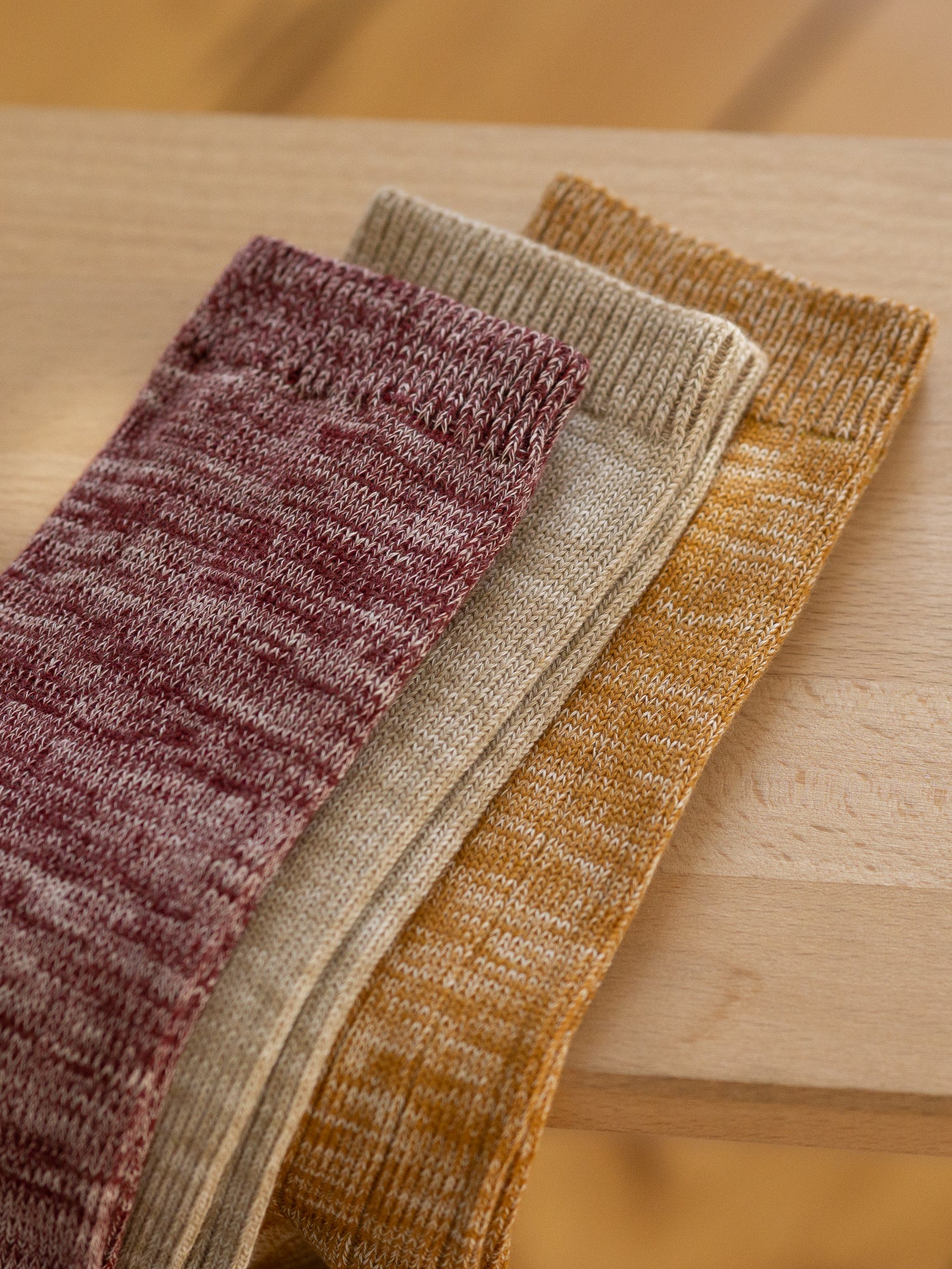Nachhaltig und fair hergestellte  FUXBAU Socken in senfgelb, beige und bordeaux meliert aus GOTS zertifizierter Biobaumwolle