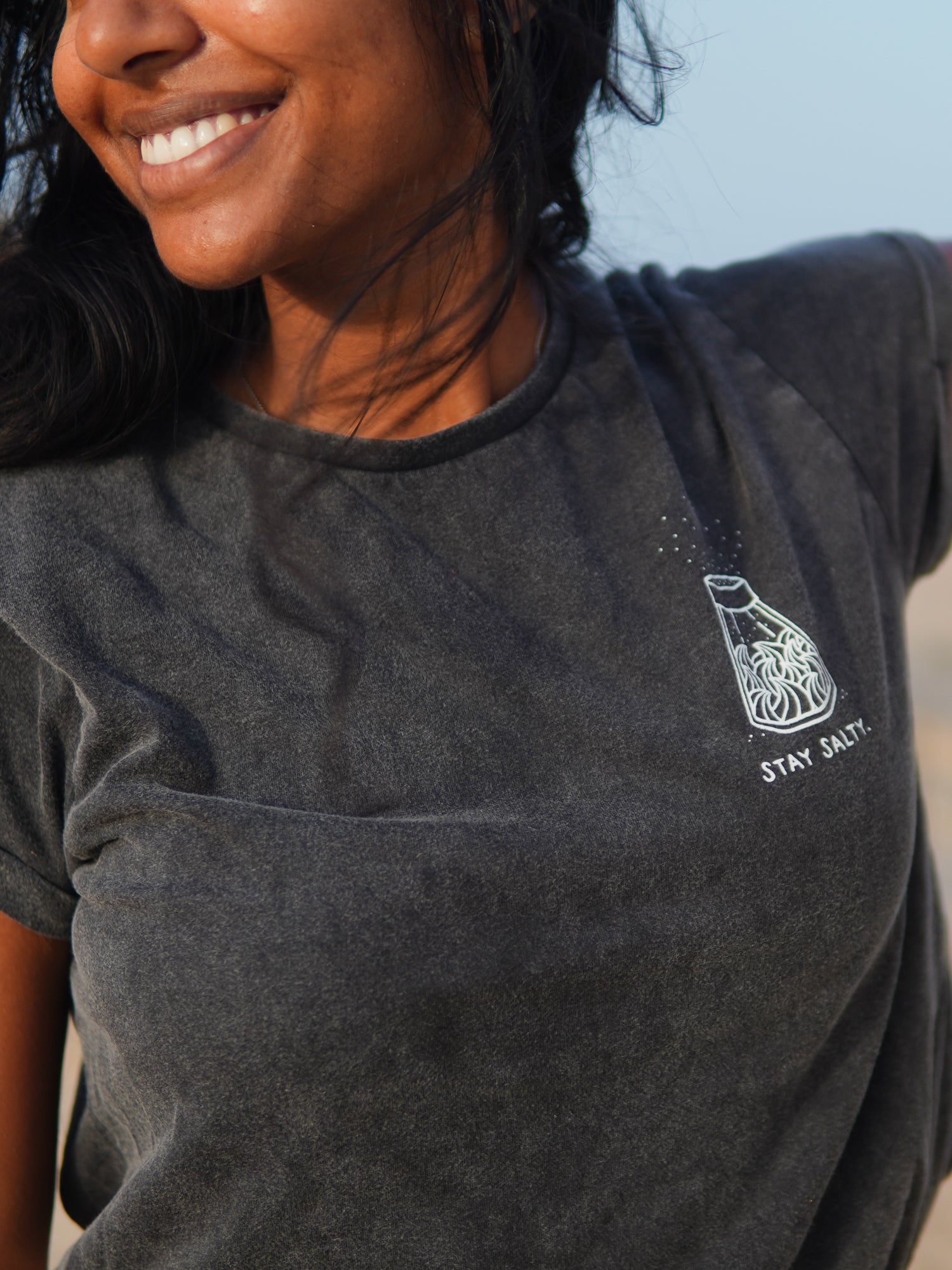 Neelia trägt unser nachhaltiges FUXBAU Frauen Stay Salty T-Shirt in salzschwarz