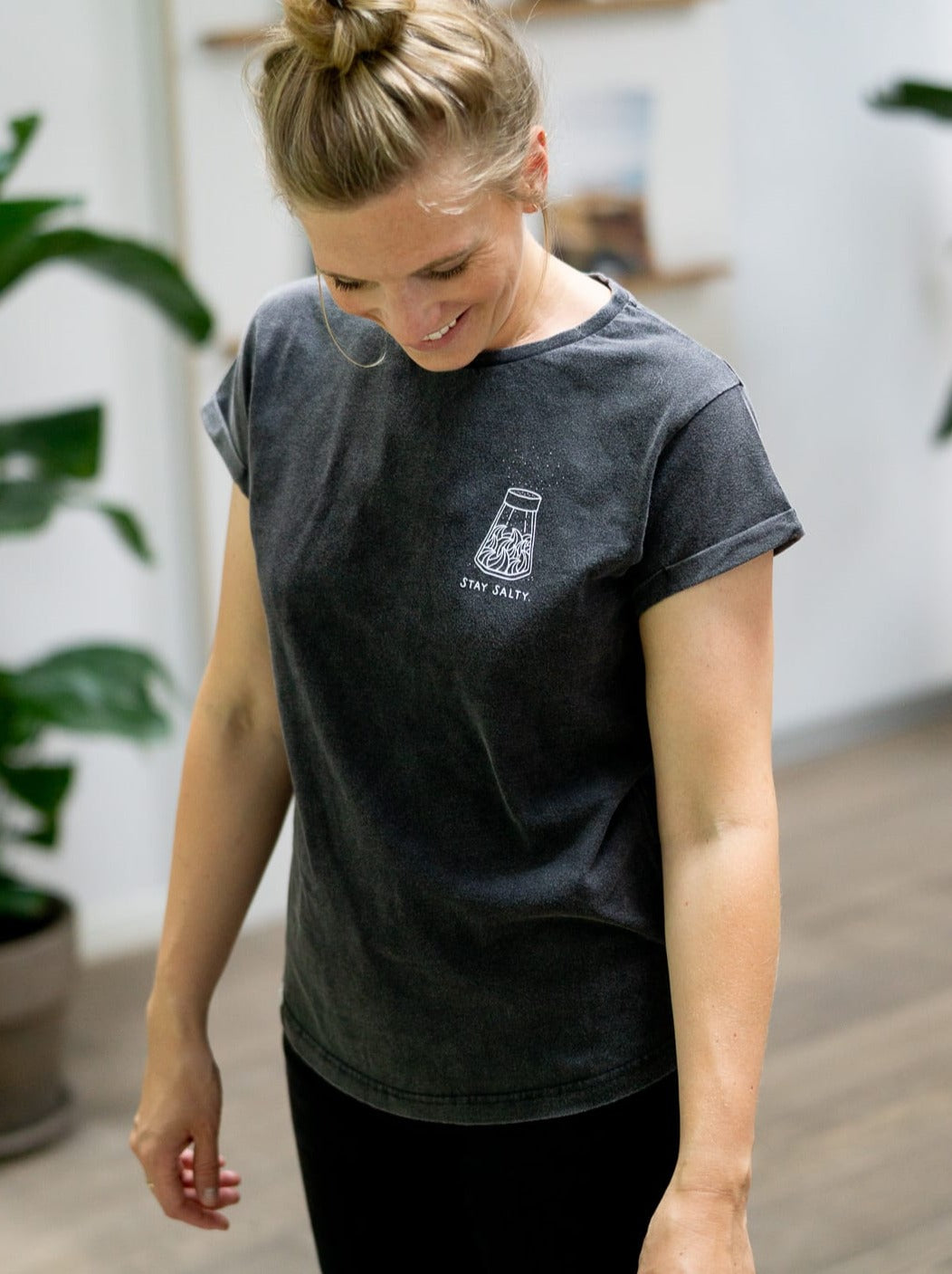 Isi trägt unser Stay Salty Frauen T-Shirt aus 100% Biobaumwolle