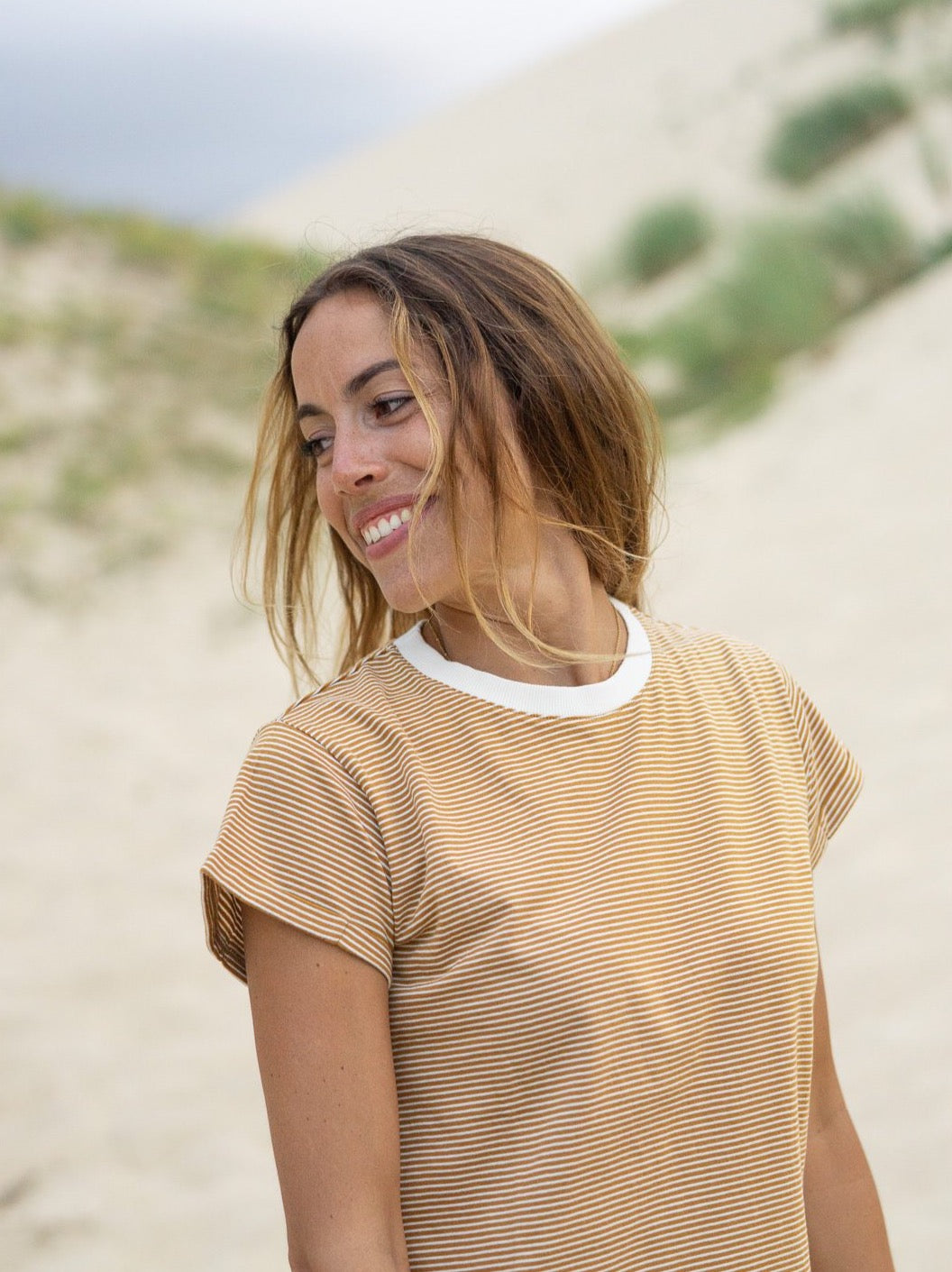 Rachel trägt unser Fair Fashion Streifenshirt in creme senf aus 100% GOTS zertifizierter Biobaumwolle