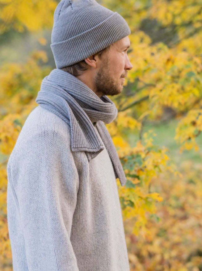 Nachhaltiges Winteroutfit von FUXBAU bestehend aus Strickmütze, Strickschal und Strickpullover in grau aus 100% GOTS zertifizierter Merino Schurwolle.