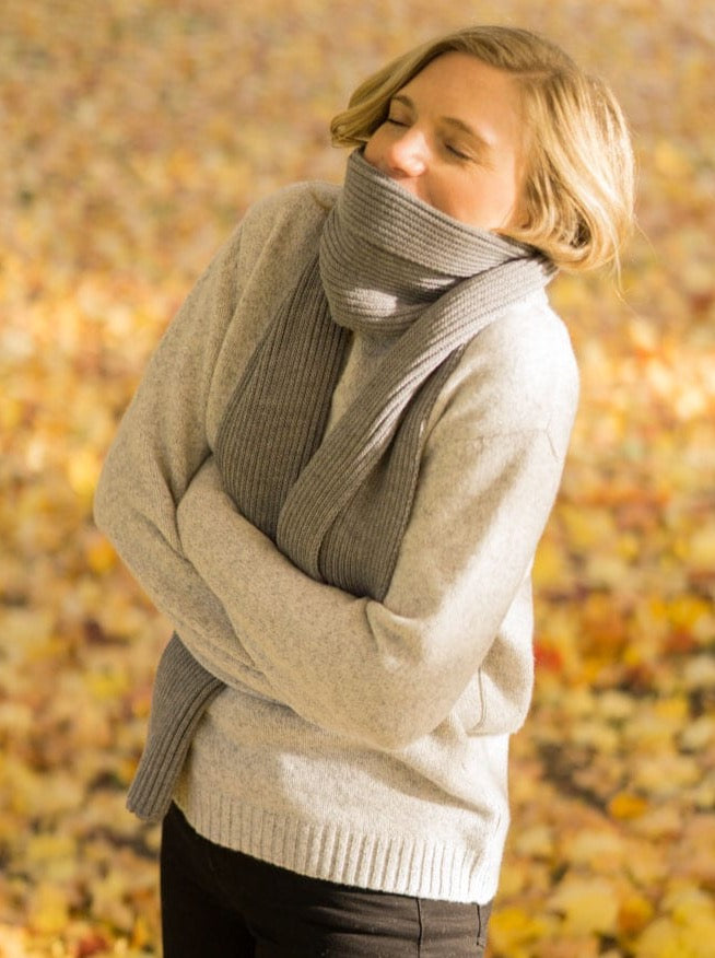 Nachhaltiges Frauen Winteroutfit von FUXBAU bestehend aus Strickmütze, Strickschal und Strickpullover in grau aus 100% GOTS zertifizierter Merino Schurwolle.