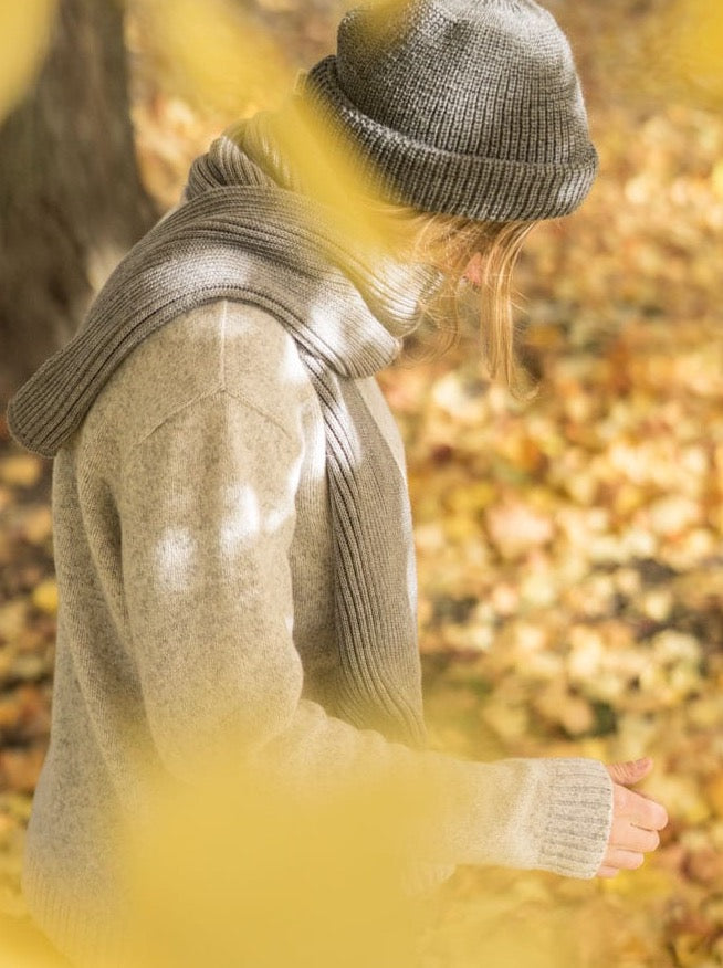 Nachhaltiges Herbstoutfit von FUXBAU in Grau aus Merino Schurwolle. Bestehend aus Mütze, Schal und Strickpullover.
