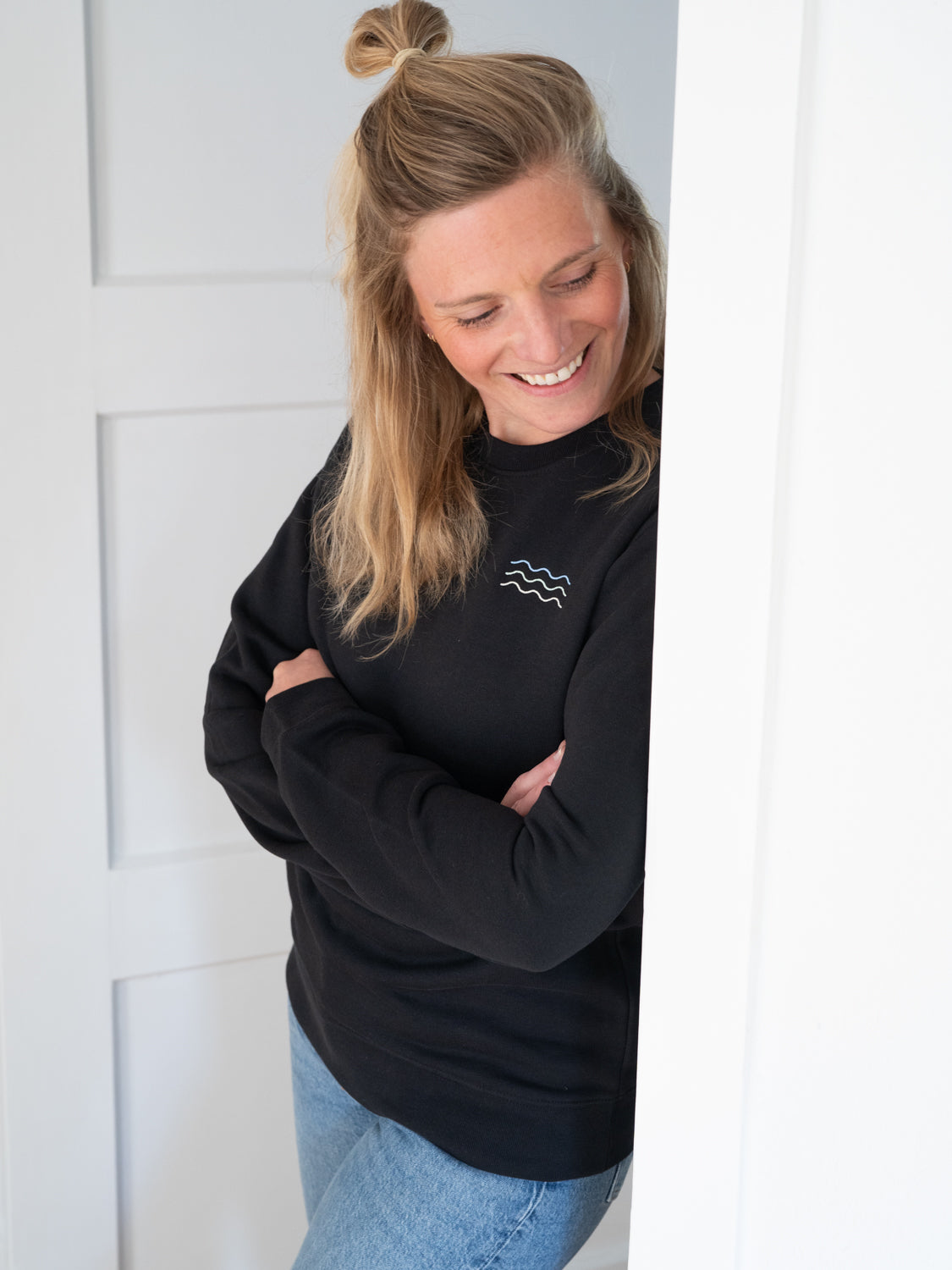 Nachhaltiger Unisex Surf Sweater von FUXBAU in schwarz aus Biobaumwolle.