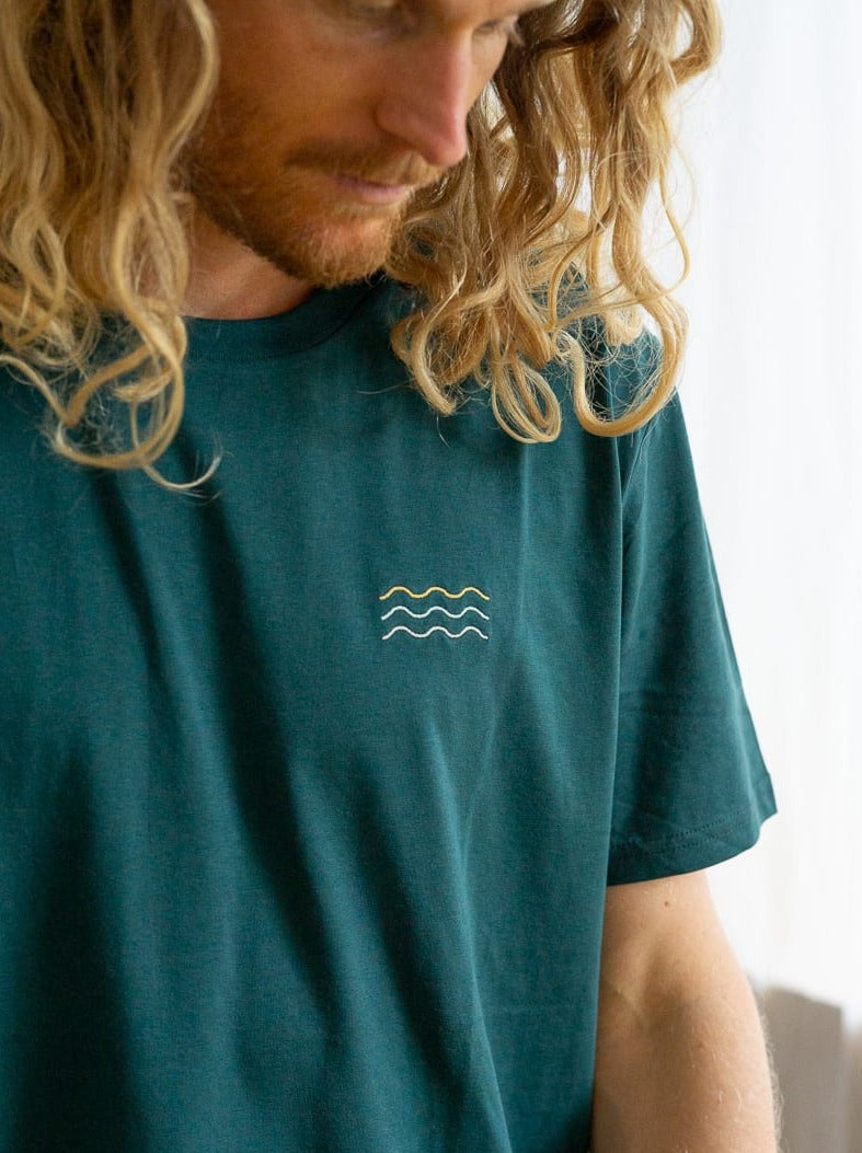 Unser Freund Mo trägt unser Fair Fashion Surf T-Shirt in grün aus unserer Buena Onda Kollektion