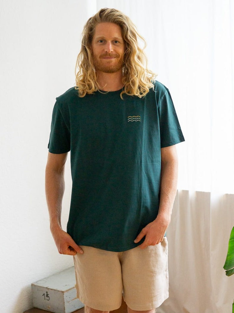 Unser Freund Mo trägt unser Fair Fashion Surf T-Shirt in grün aus aus Biobaumwolle