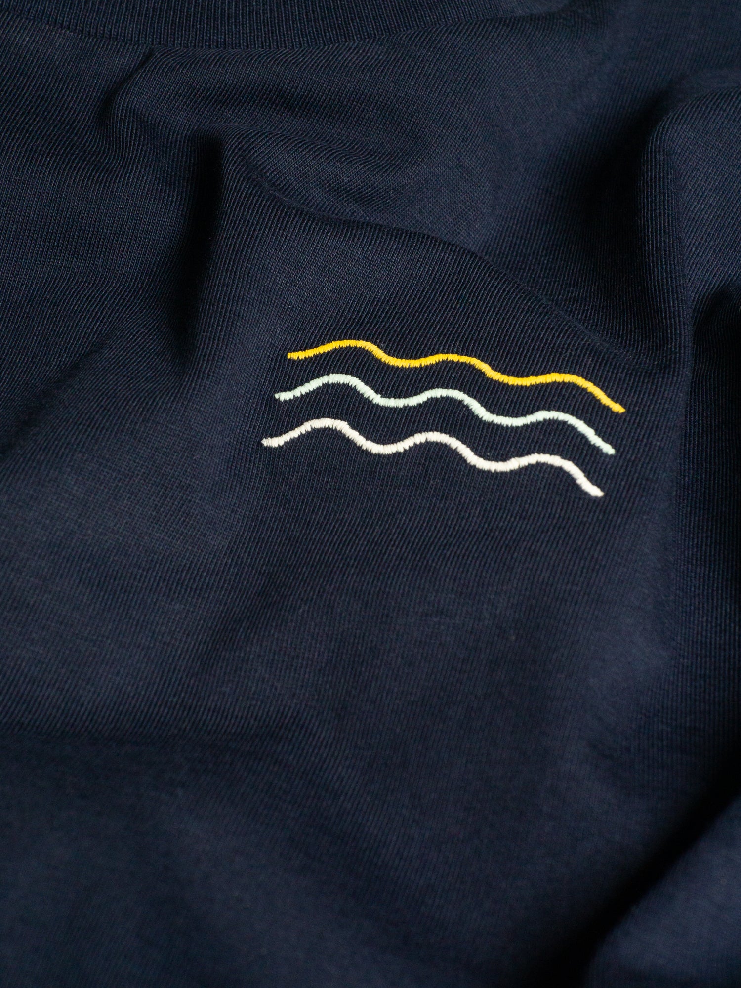 Wellen Motiv von unserem FUXBAU Fair Fashion Surf T-Shirt in navy aus Biobaumwolle