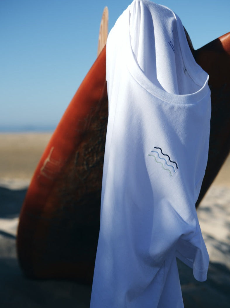 Nachhaltiges Fair Fashion Surf T-Shirt von FUXBAU in weiss mit gestickten Wellen aus 100% Biobaumwolle.