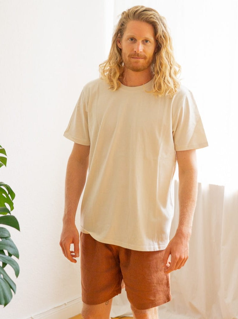 Unser Freund Mo trägt unsere FUXBAU Fair Fashion Männer Leinenshorts in sienna aus 100% Leinen 