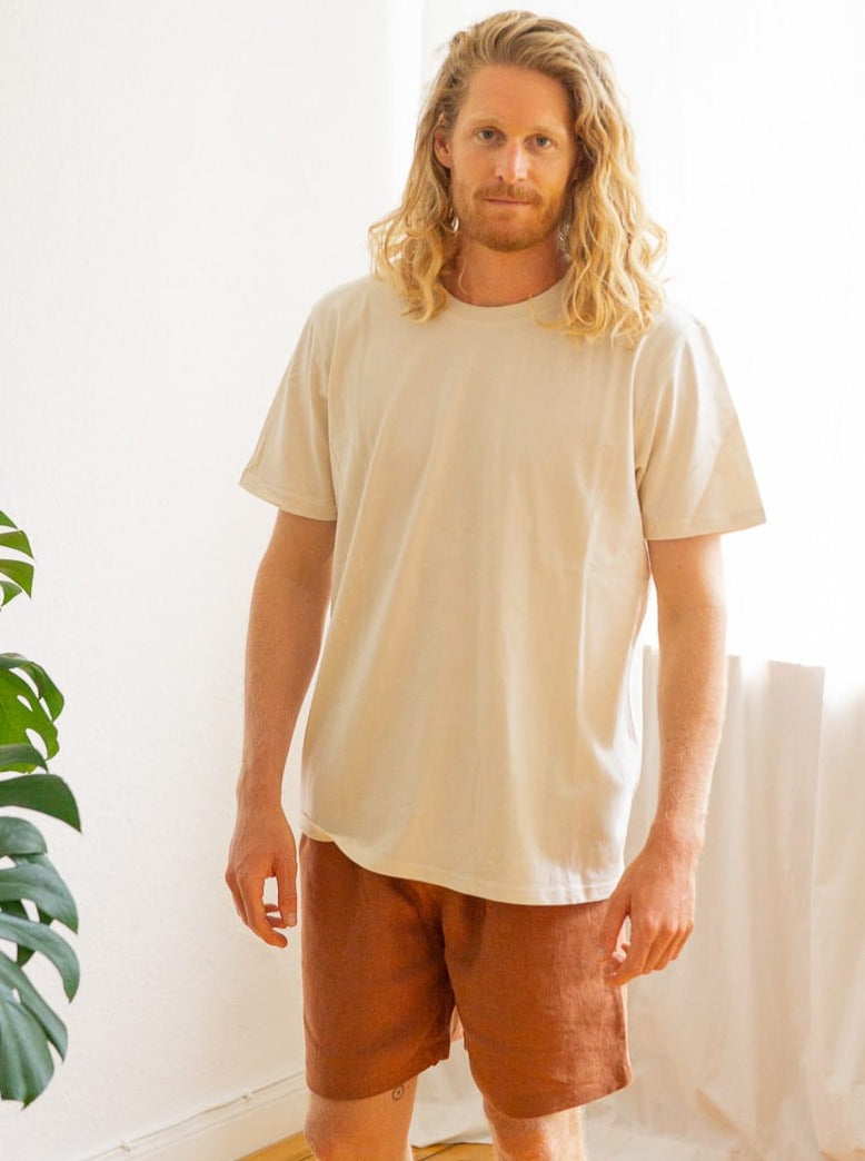 Unser Freund Moritz trägt unsere Fair Fashion Unisex Standard Basic T-Shirt in natur aus 100% Biobaumwolle.